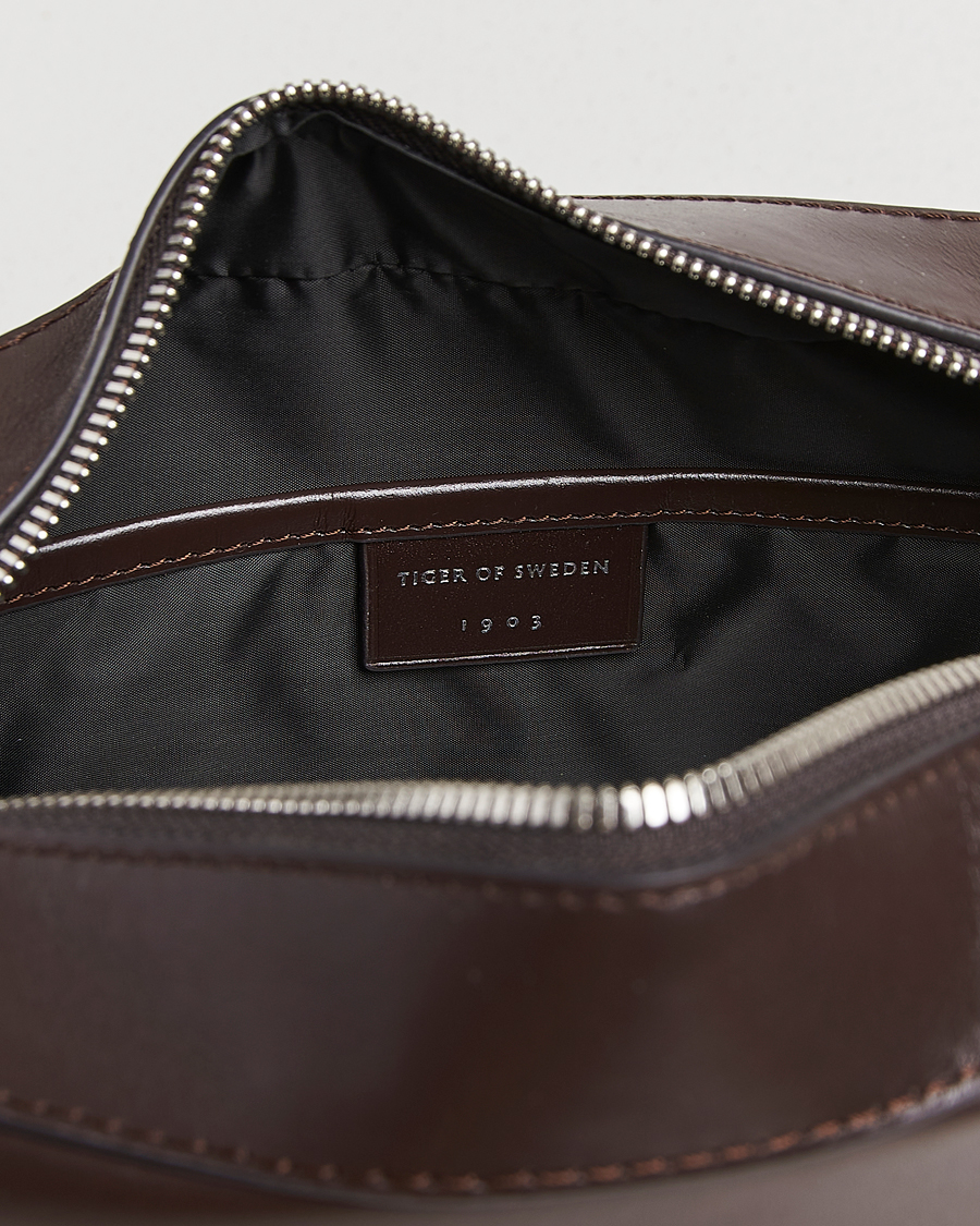 Men | Bags | Tiger of Sweden | Balnea Smooth Leather Washbag Dark Brown