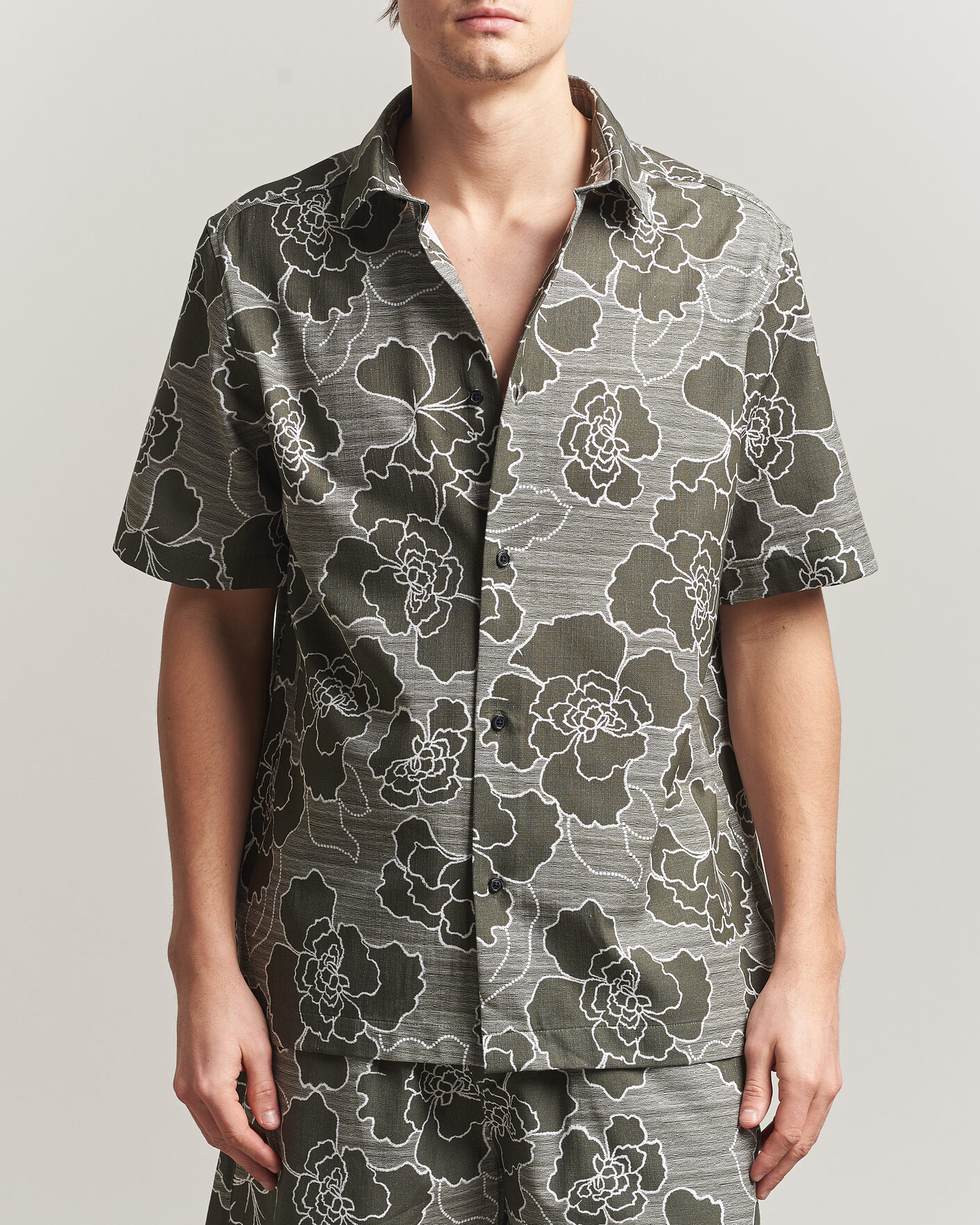 Men | Shirts | LES DEUX | Charlie Poppy AOP Short Sleeve Shirt Olive Night