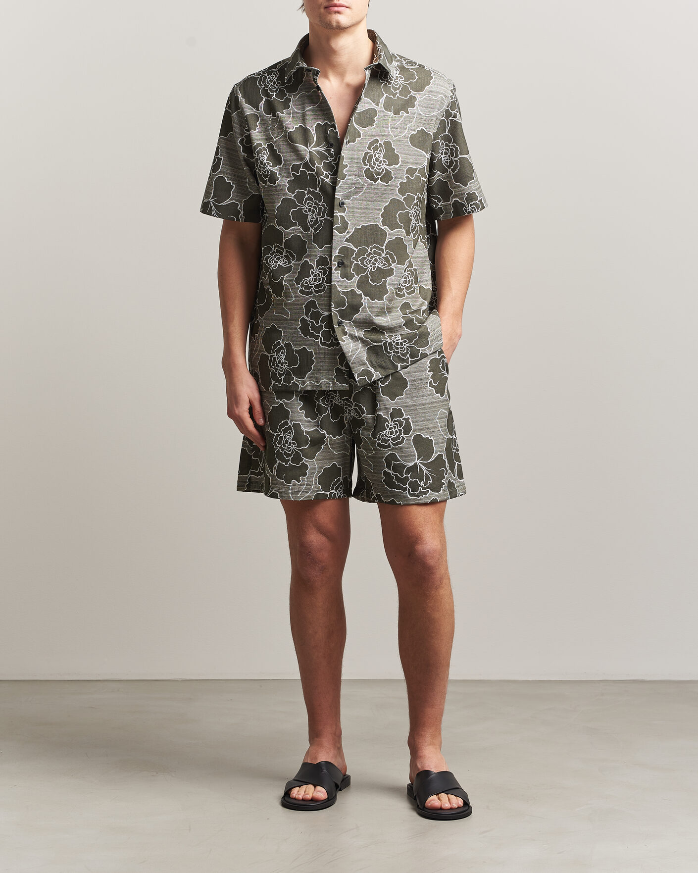 Men | Shorts | LES DEUX | Charlie Poppy AOP Shorts Olive Night