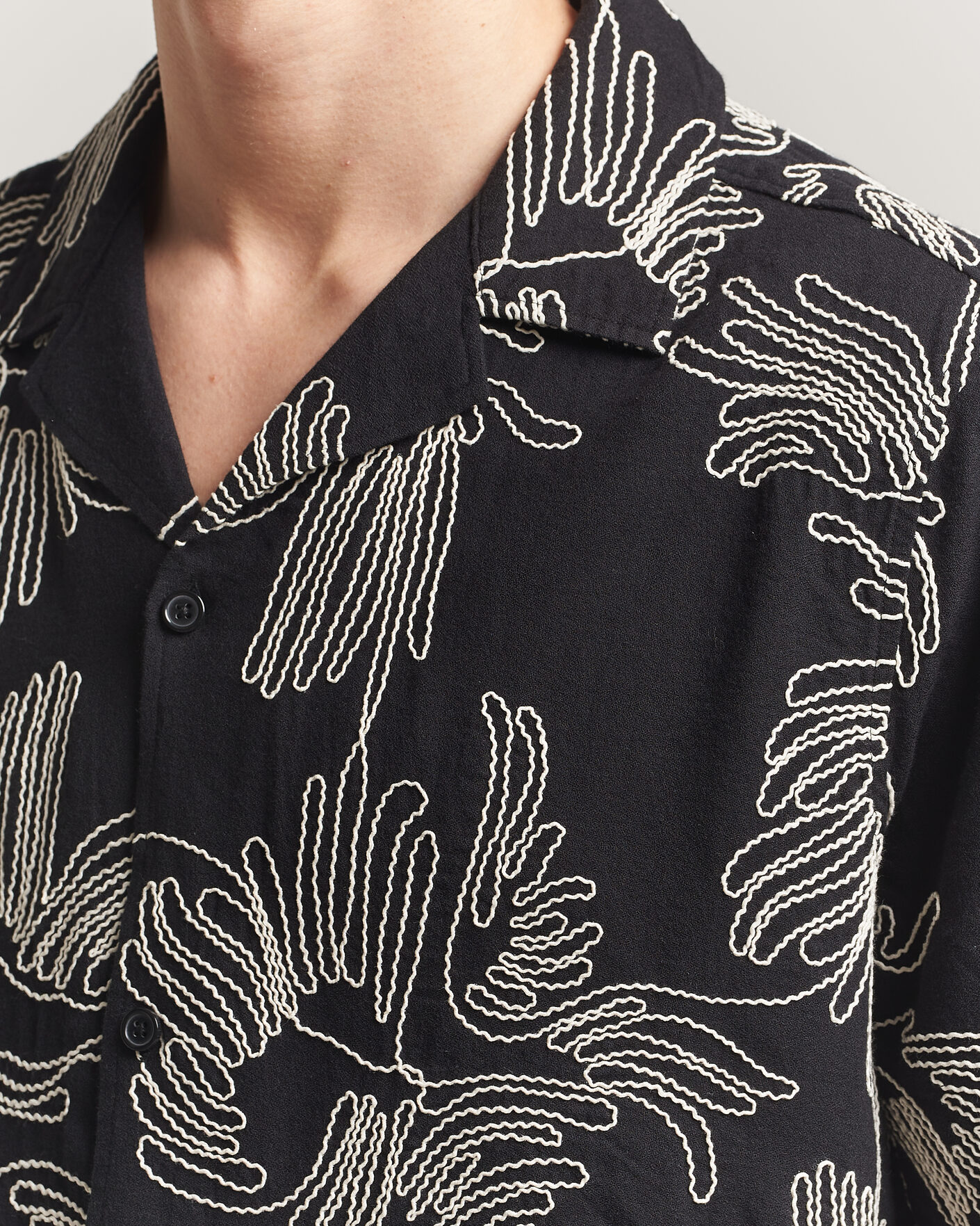 Men | Shirts | LES DEUX | Liam AOE Flower Short Sleeve Shirt Black