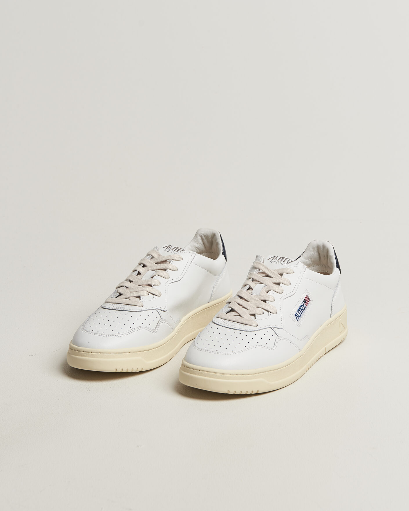 Men | Sneakers | Autry | Medalist Low Sneaker White/Space