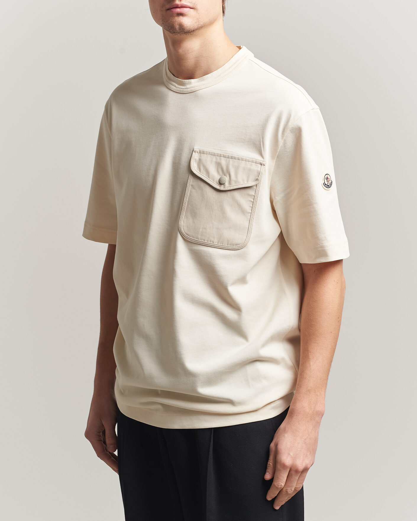 MONCLER MAGLIA T-SHIRT ポケット付き Moncler Oversize Pocket T-Shirt Off White at CareOfCarl.com