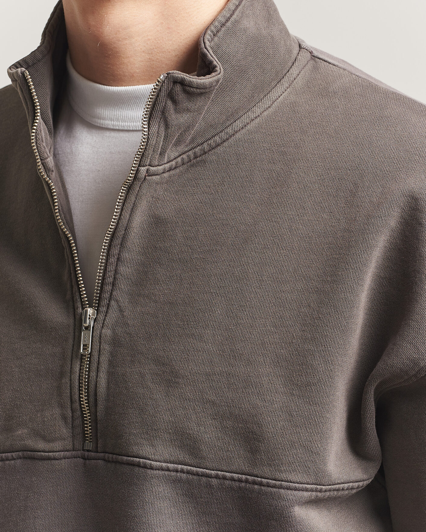NO COFFEE × TANGRAM HALF ZIP PISTE XL Colorful Standard Classic Organic Half-Zip Faded Mud at CareOfCarl.com