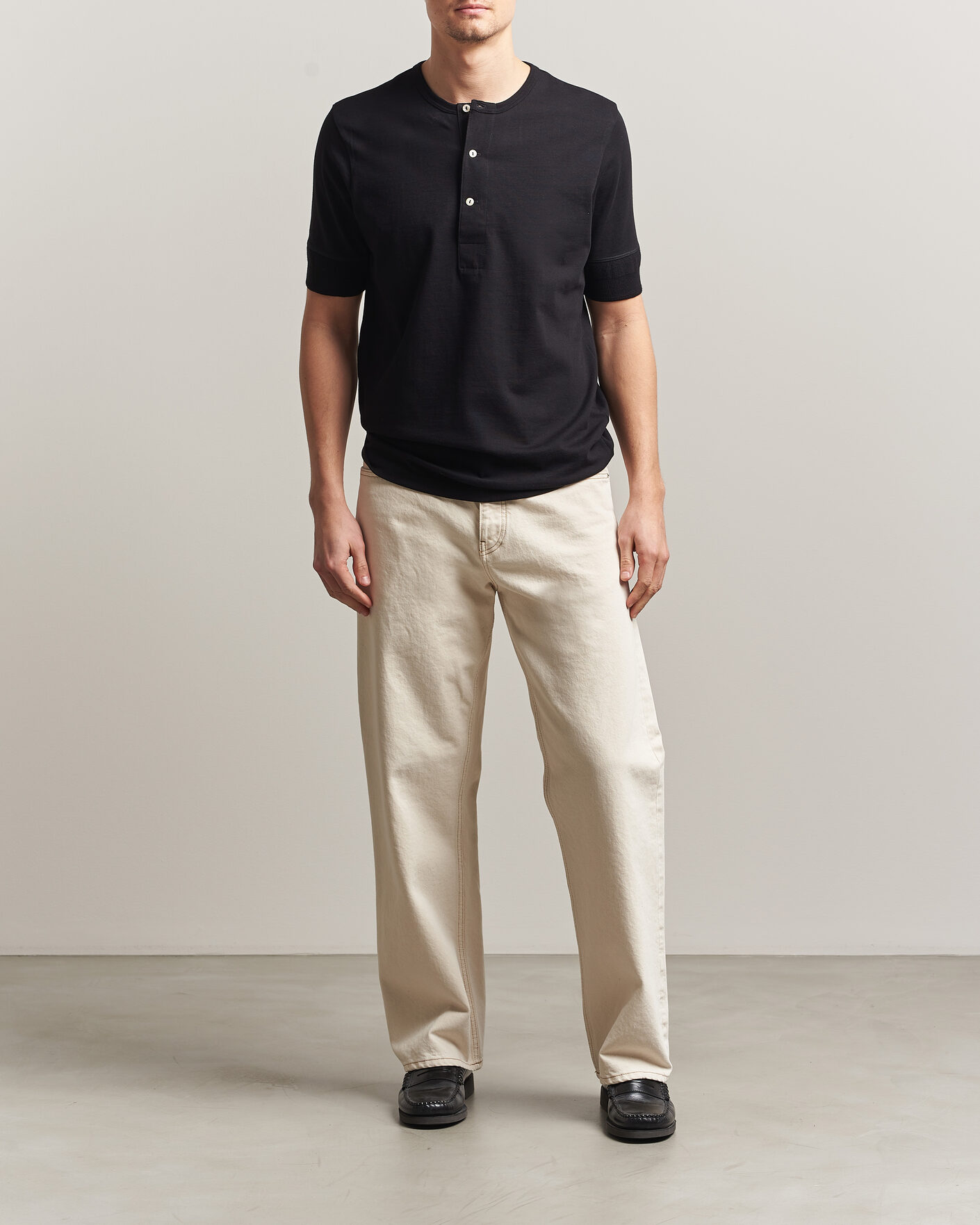 Men | T-Shirts | Merz b. Schwanen | Classic Organic Cotton Short Sleeve Henley Black