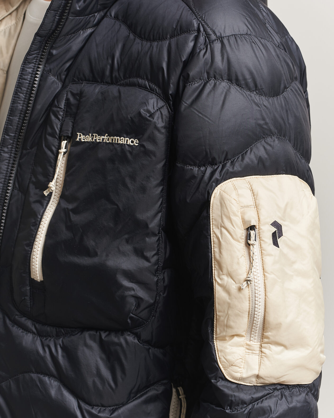 Men | Coats & Jackets | Peak Performance | Helium Utility Down Hooded Jacket Black/Sand Fog