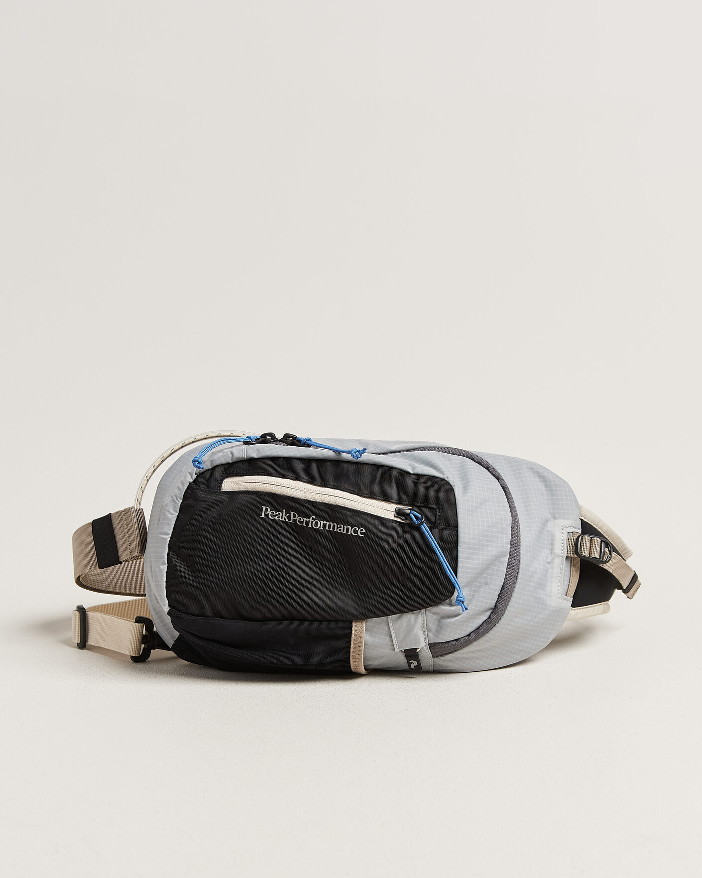 Men | Bags | Peak Performance | Outdoor Sling Bag Summit Smoke