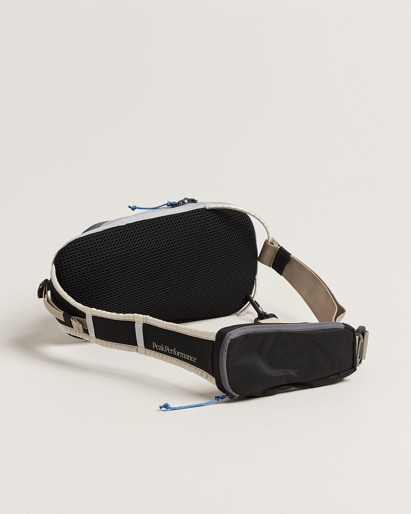 Men | Bags | Peak Performance | Outdoor Sling Bag Summit Smoke