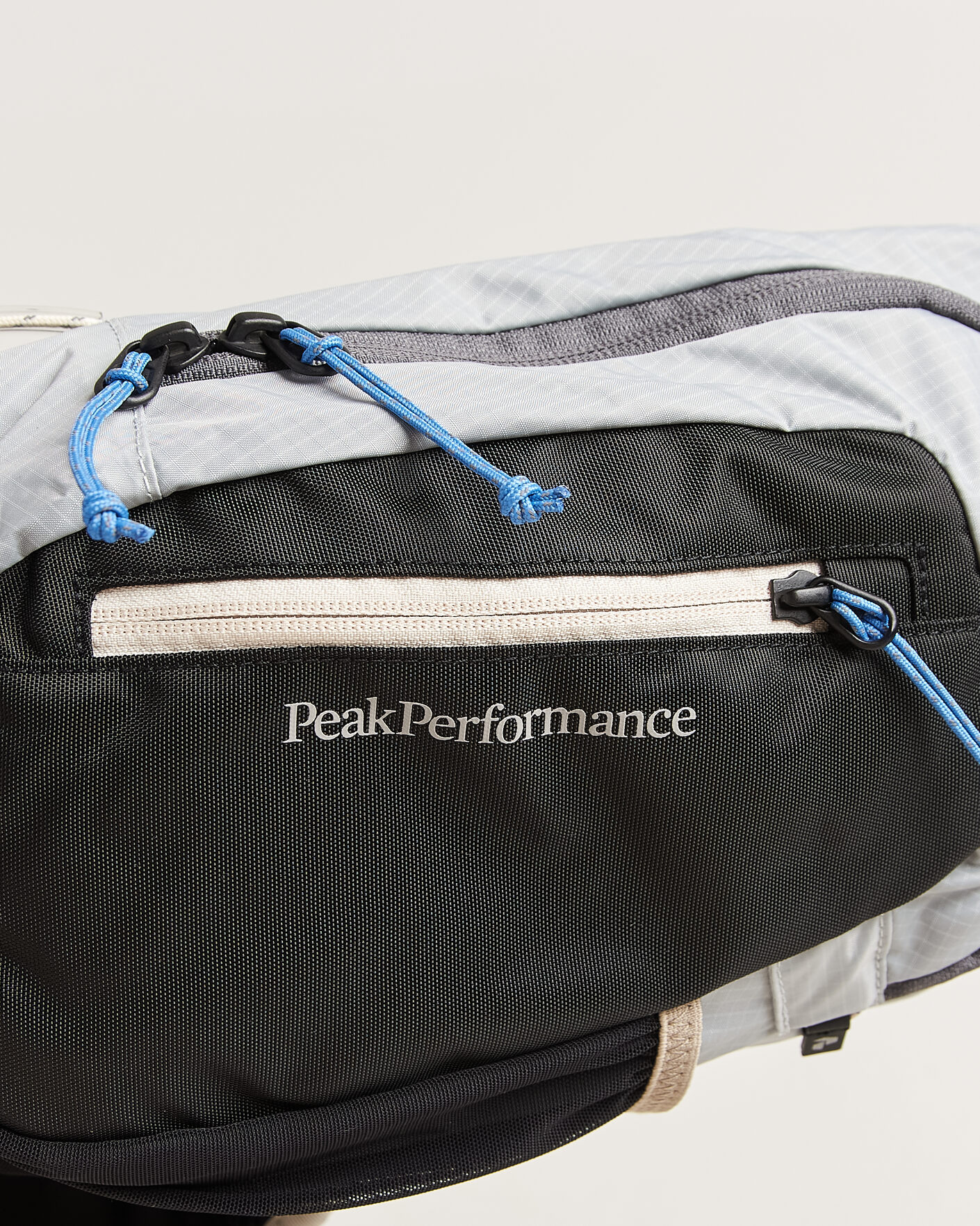 Men | Bags | Peak Performance | Outdoor Sling Bag Summit Smoke