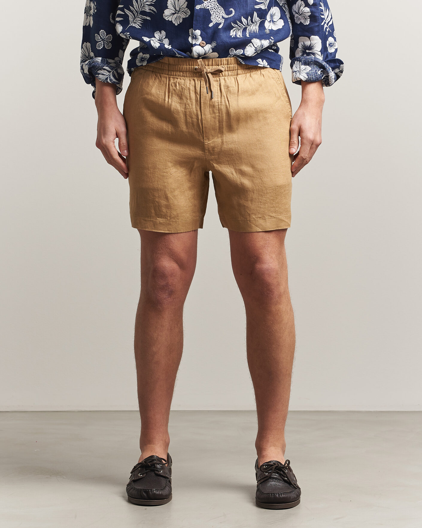 Auralee Finx Linen Easy Shorts Ecru at CareOfCarl.com Auralee Finx Linen Easy Shorts Ecru at CareOfCarl.com