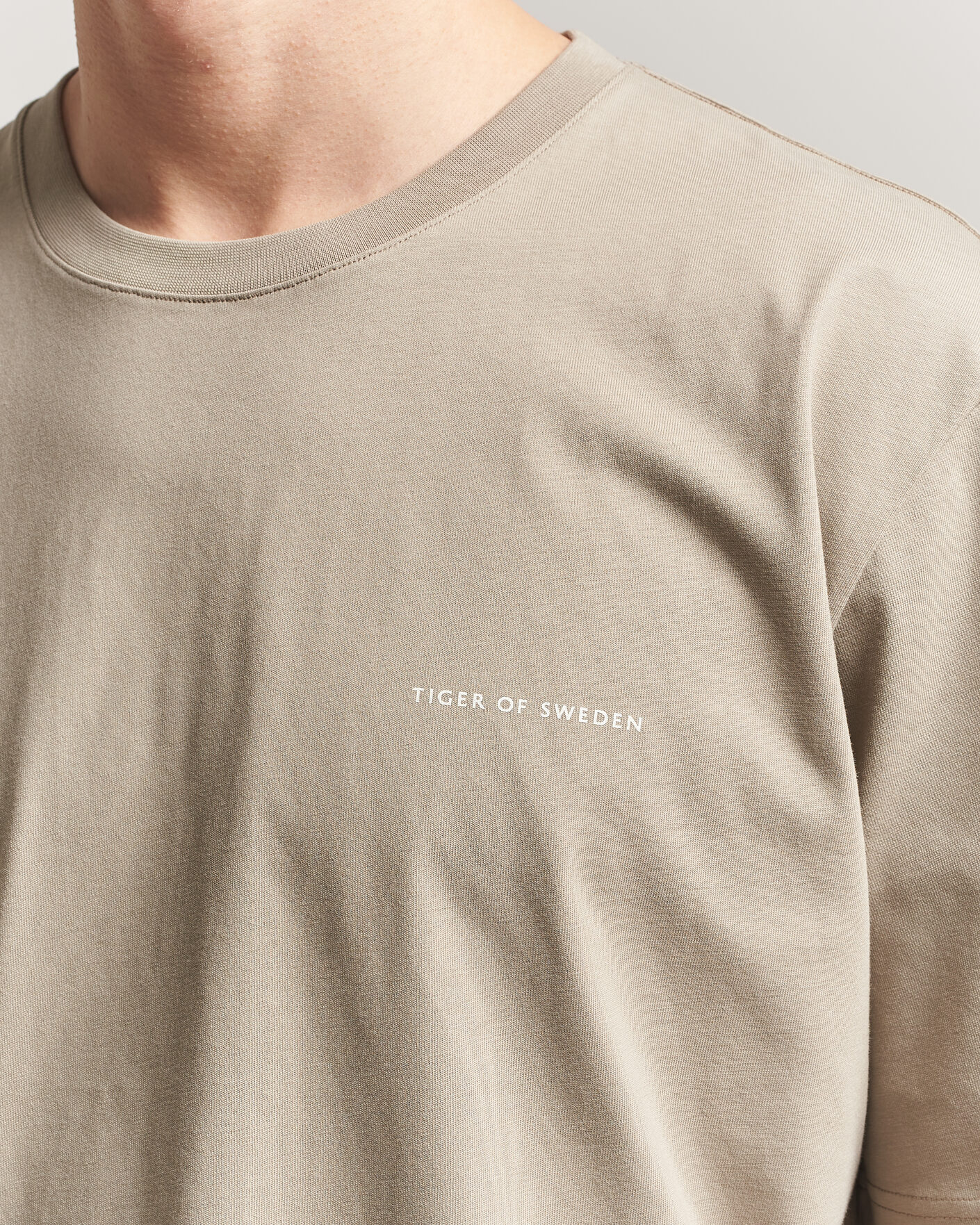 Men | T-Shirts | Tiger of Sweden | Pro Logo Crew Neck T-Shirt Artichoke Grey