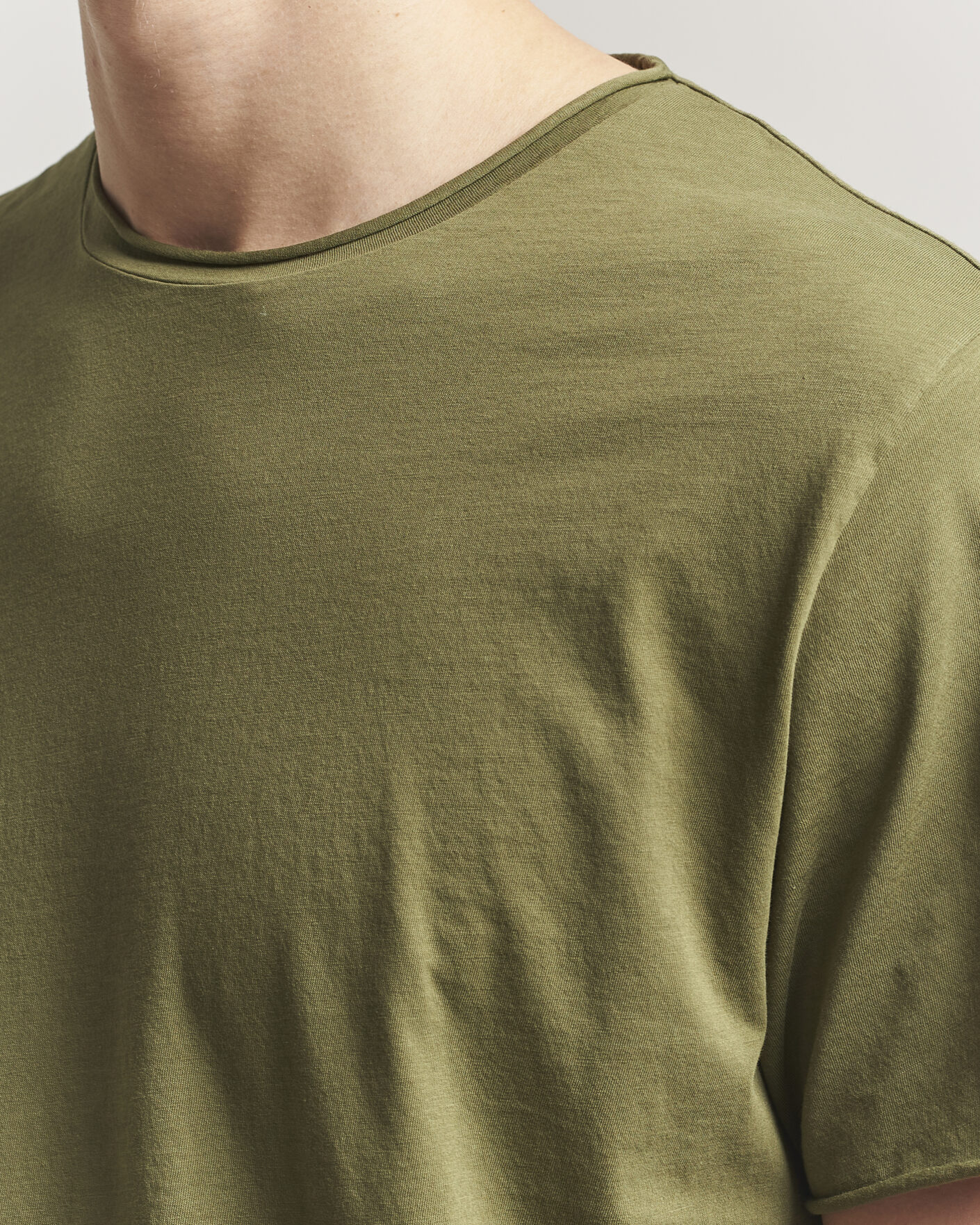 Men | T-Shirts | Filippa K | Roll Neck Crew Neck T-Shirt Laurel Green