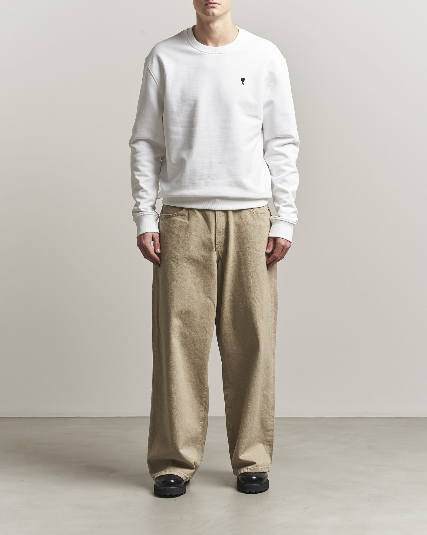 Men | Sweaters & Knitwear | AMI | Contrast Heart Logo Sweatshirt White