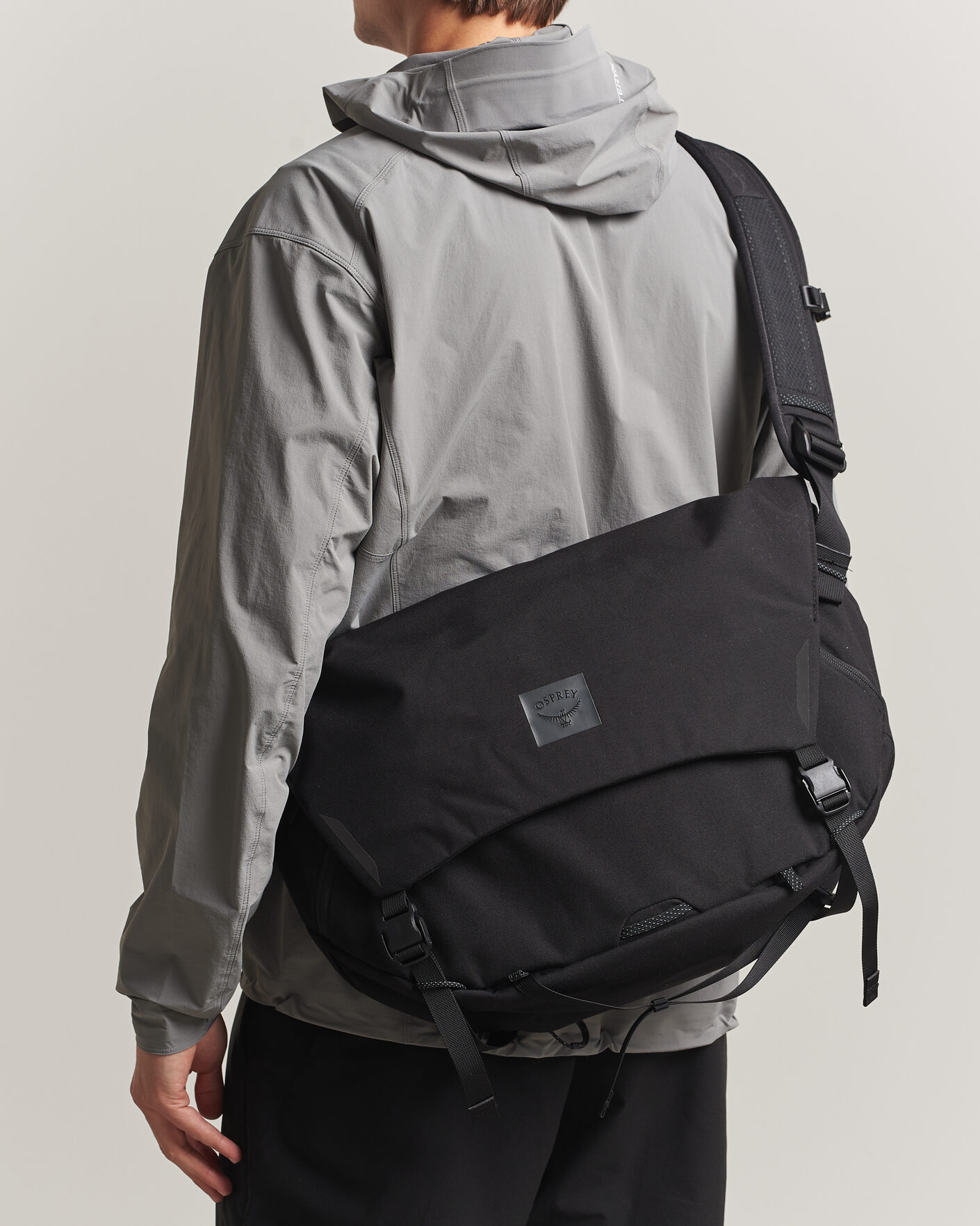 Osprey Metron Messenger 18 Black at CareOfCarl.com