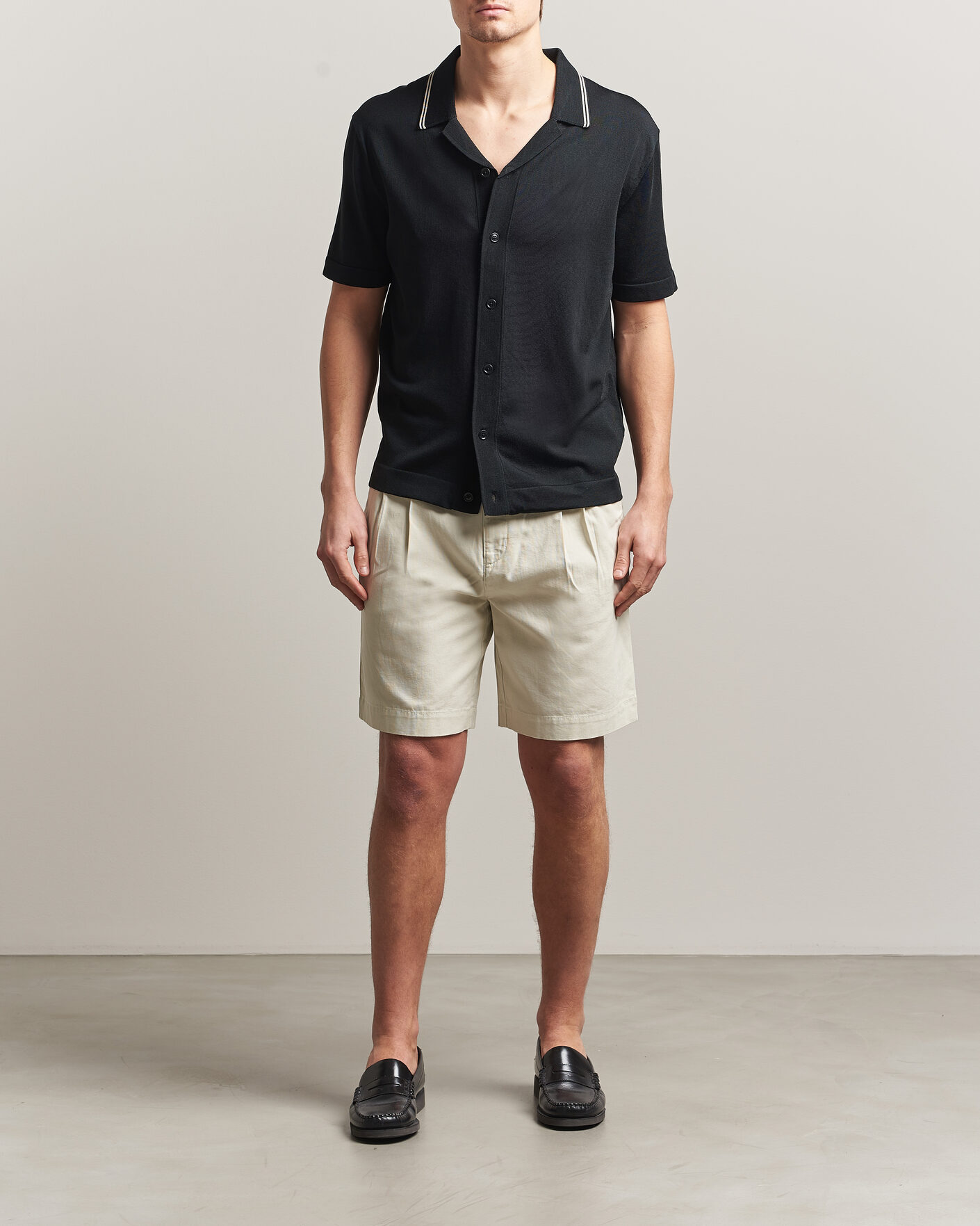 Men | Shorts | Gant | Relaxed Light Canvas Pleated Shorts Sand