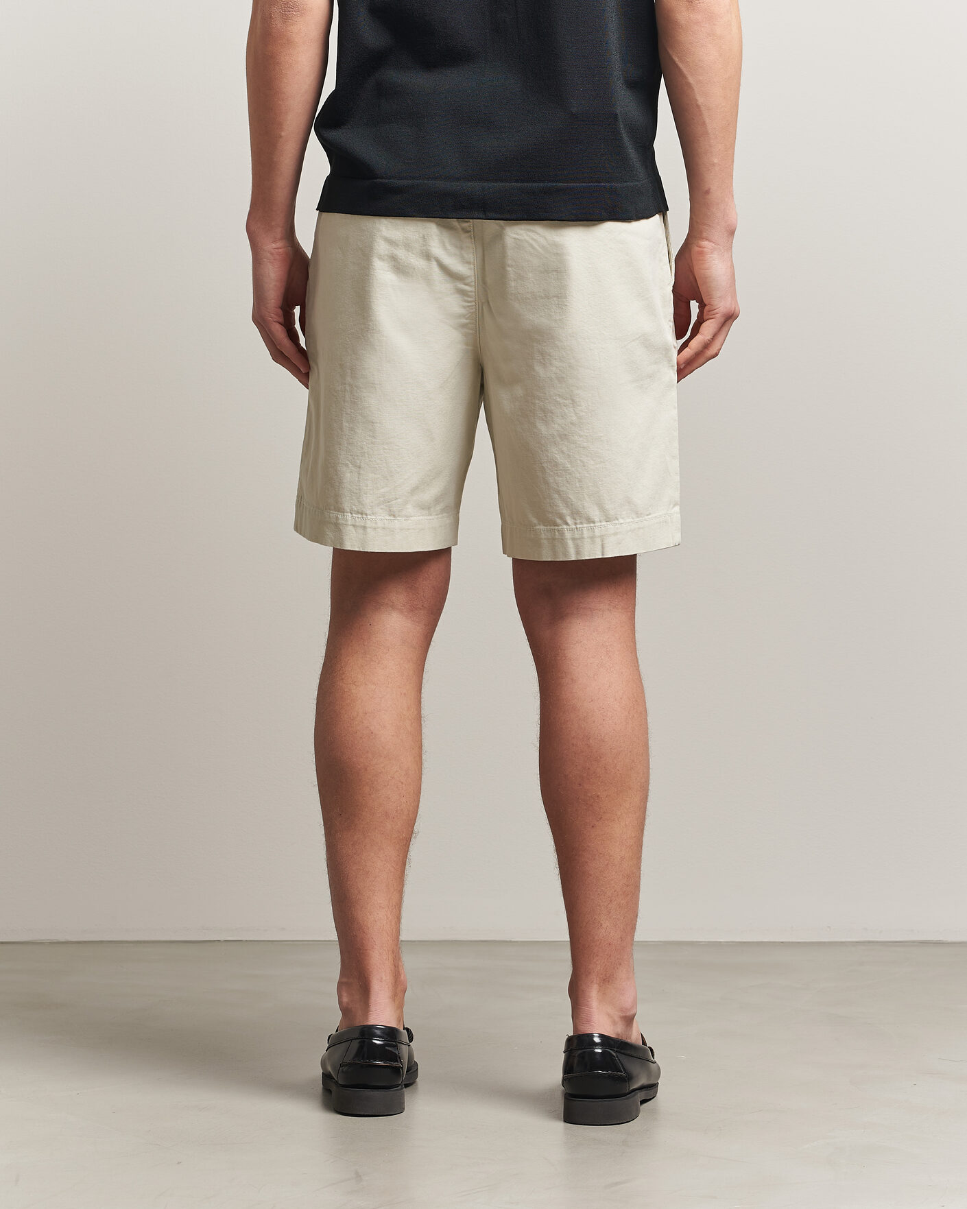 Men | Shorts | GANT | Relaxed Light Canvas Pleated Shorts Sand