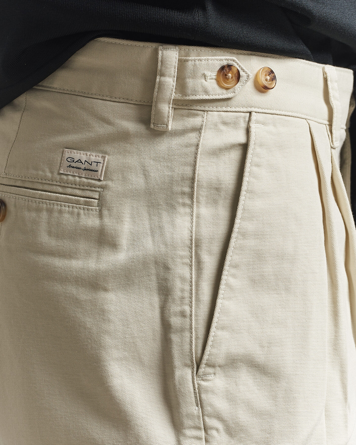 Men | Shorts | GANT | Relaxed Light Canvas Pleated Shorts Sand