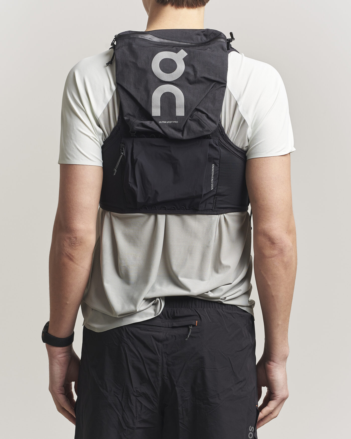 未使用 On Ultra Vest 10Lランニング用バックパック ブラック S Ultra Vest 10L | Black | On United States