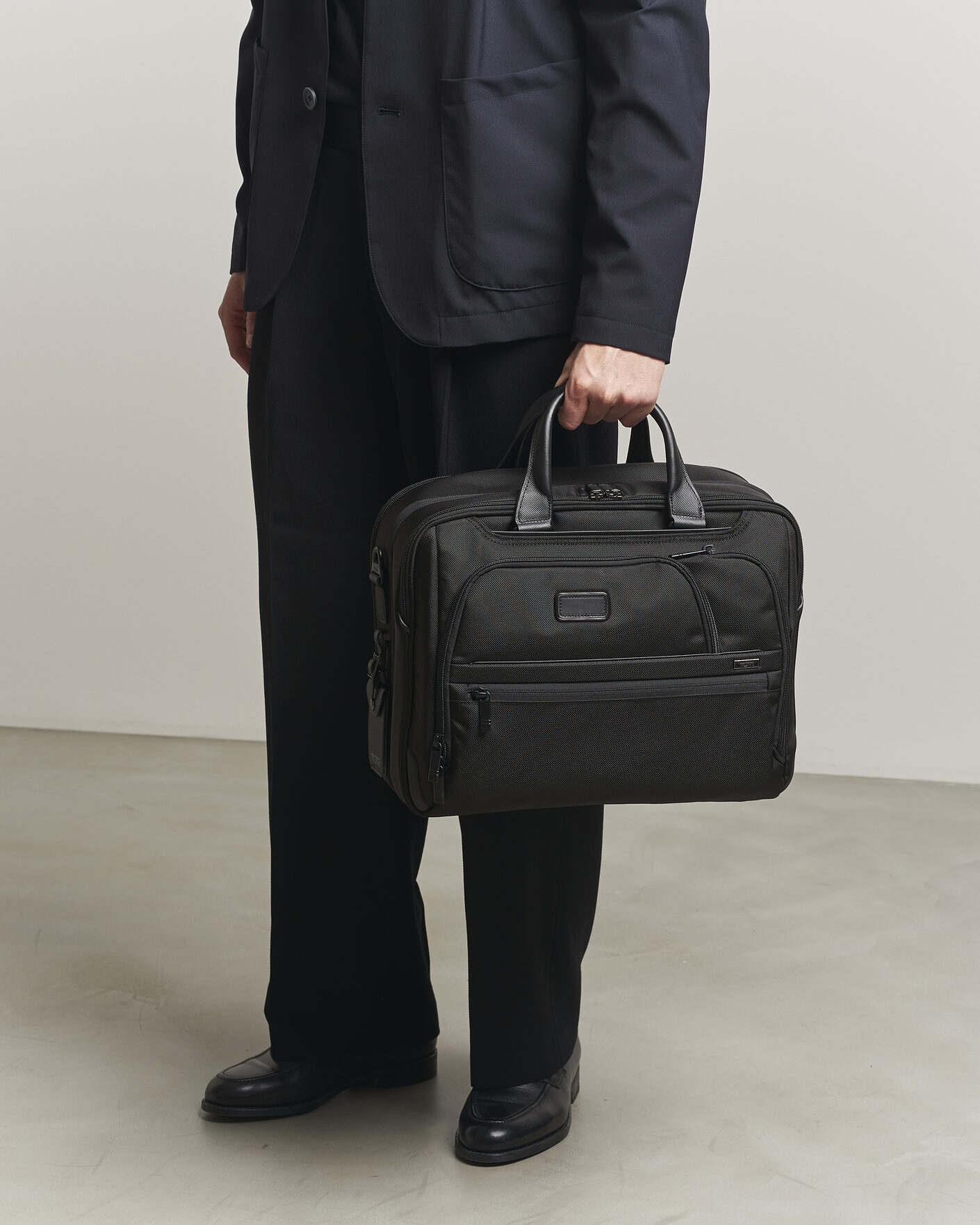 TUMI Expandable Laptop Brief 黒 Expandable Organizer Laptop Brief, Black, ALPHA | Tumi SA