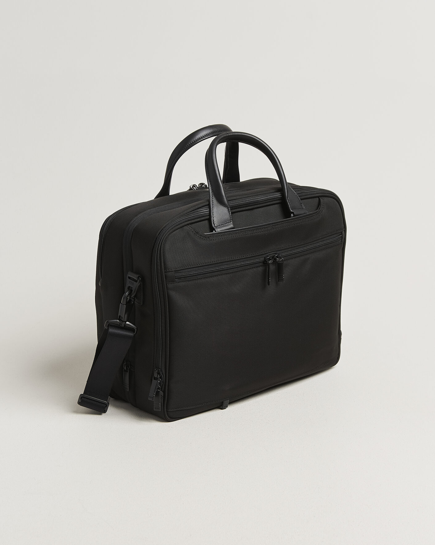 TUMI Expandable Laptop Brief 黒 Expandable Organizer Laptop Brief, Black, ALPHA | Tumi SA