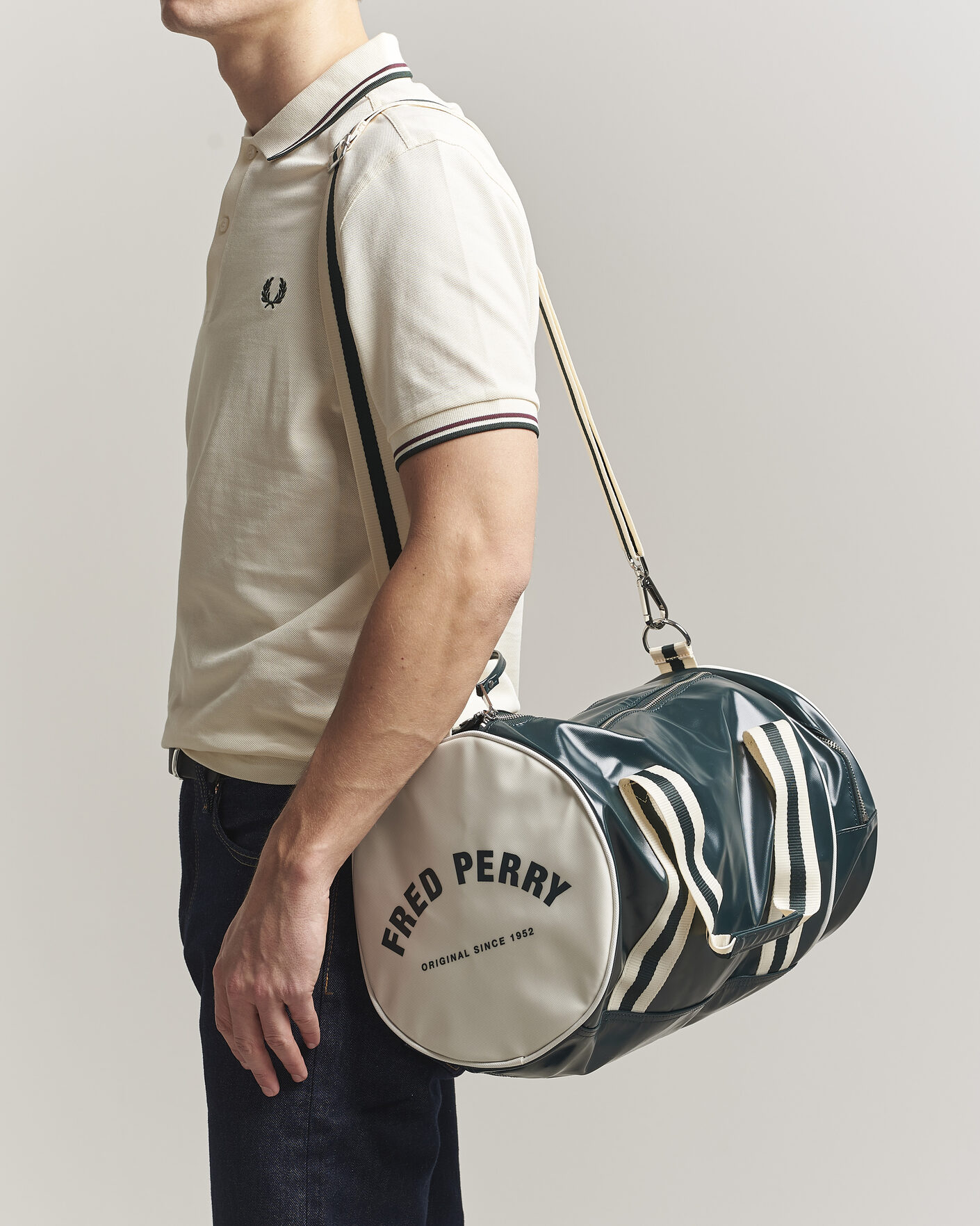 Men | Bags | Fred Perry | Classic Barrel Bag Grassroots Green/Ecru