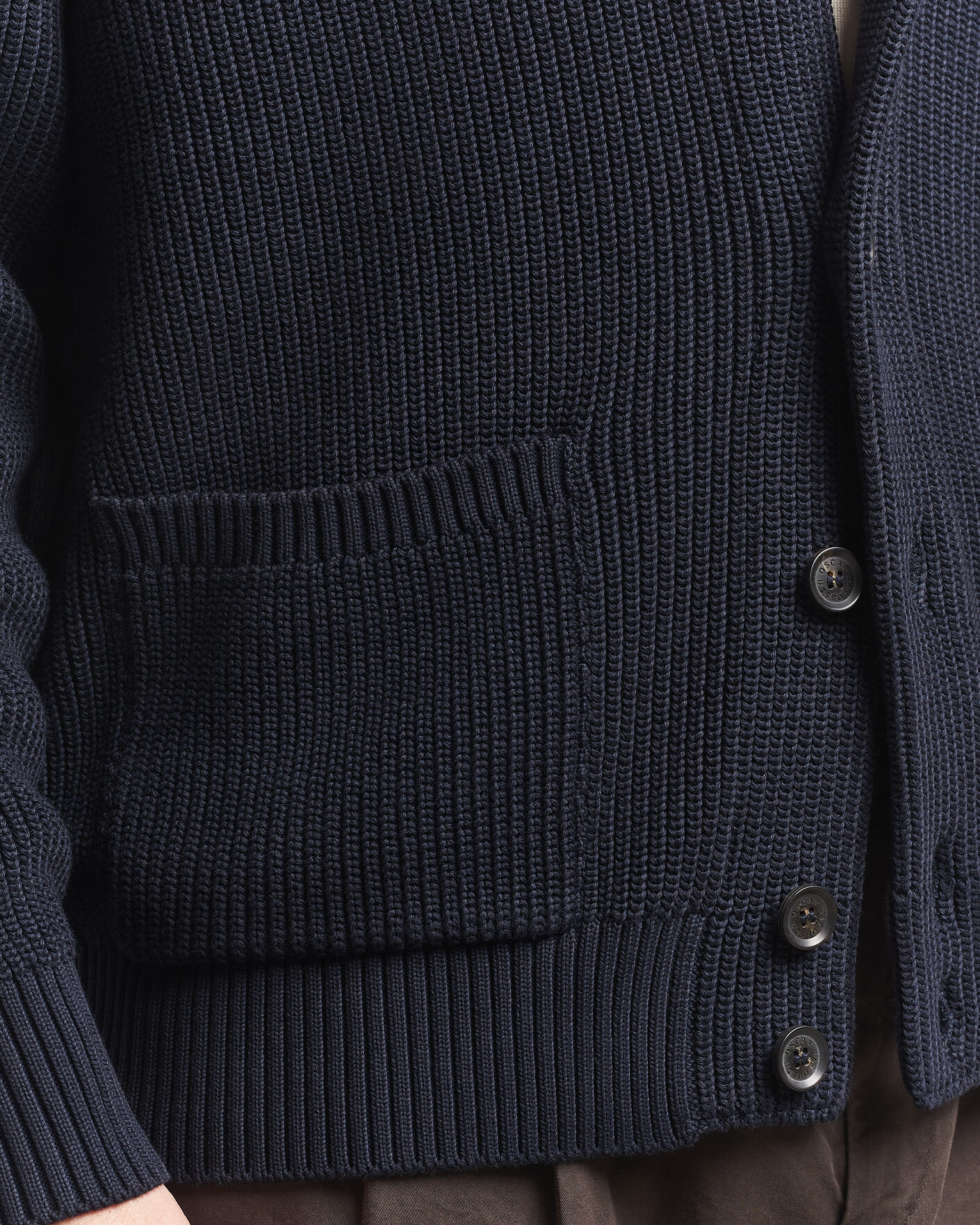 Men | Sweaters & Knitwear | Oscar Jacobson | Roland Knitted Cotton Cardigan Navy