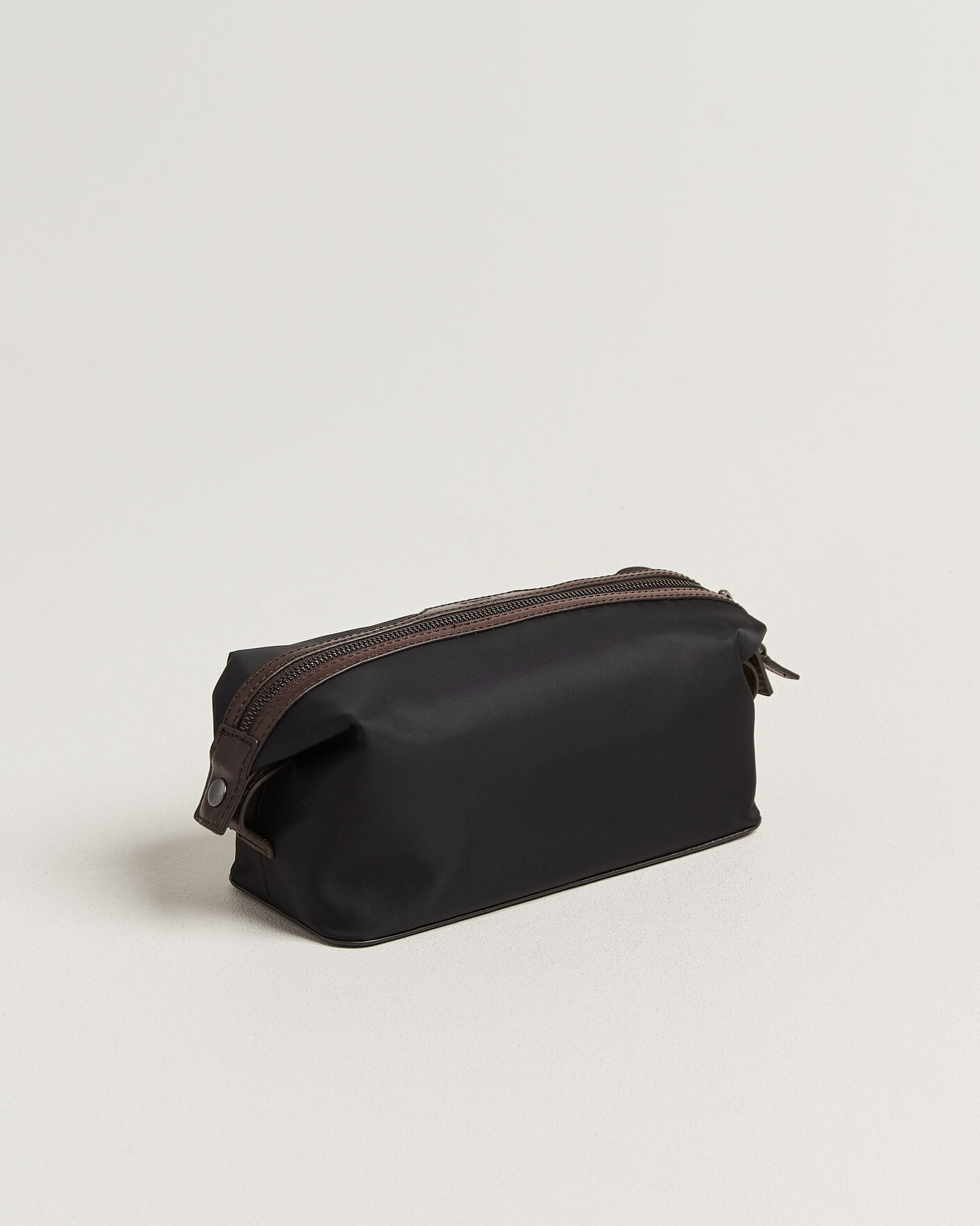 Men | Bags | Loake Shoemakers | Welland Nylon/Leather Washbag Black