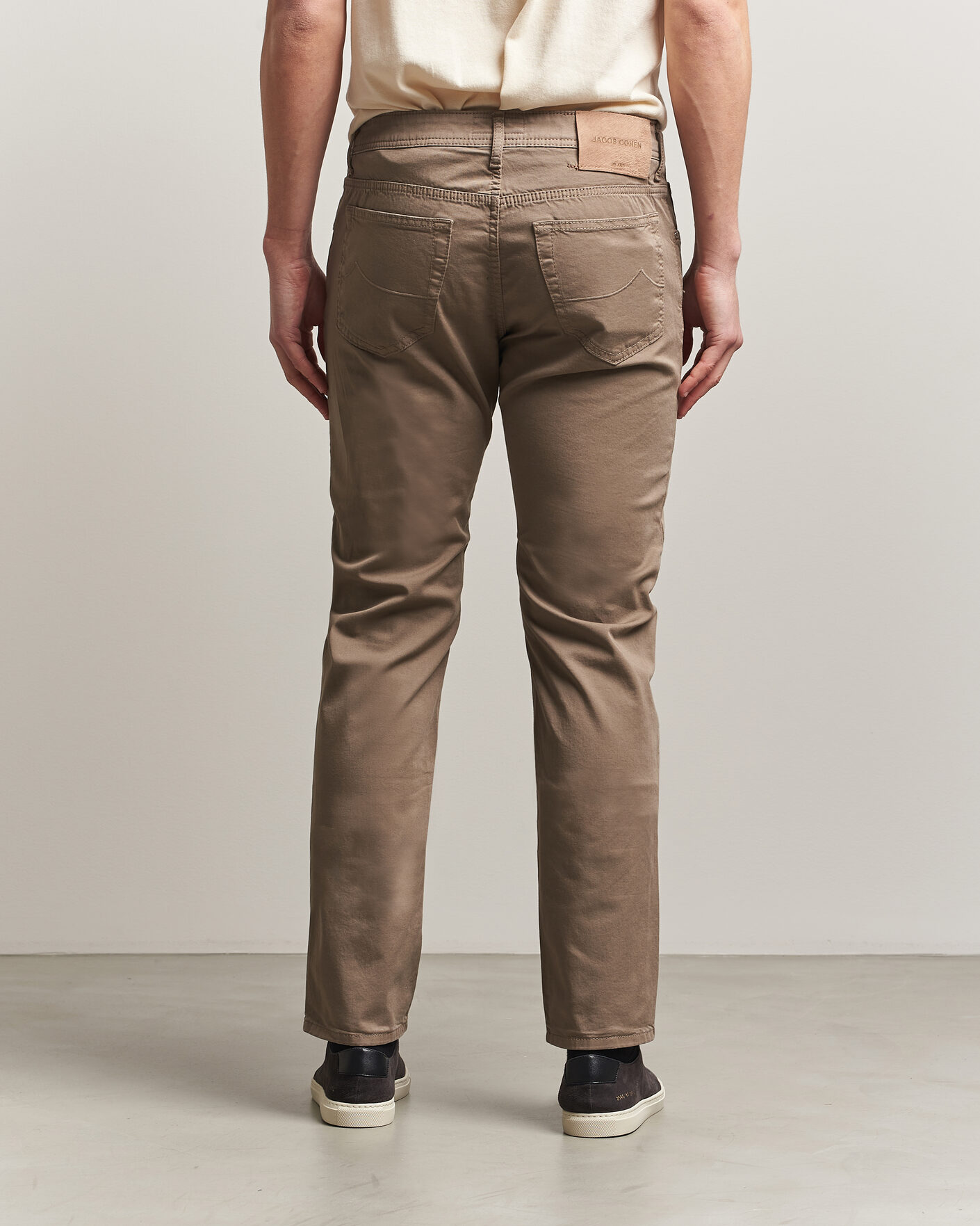 Men | Trousers | Jacob Cohën | Bard Garment Dyed Gabardine Trousers Khaki Beige