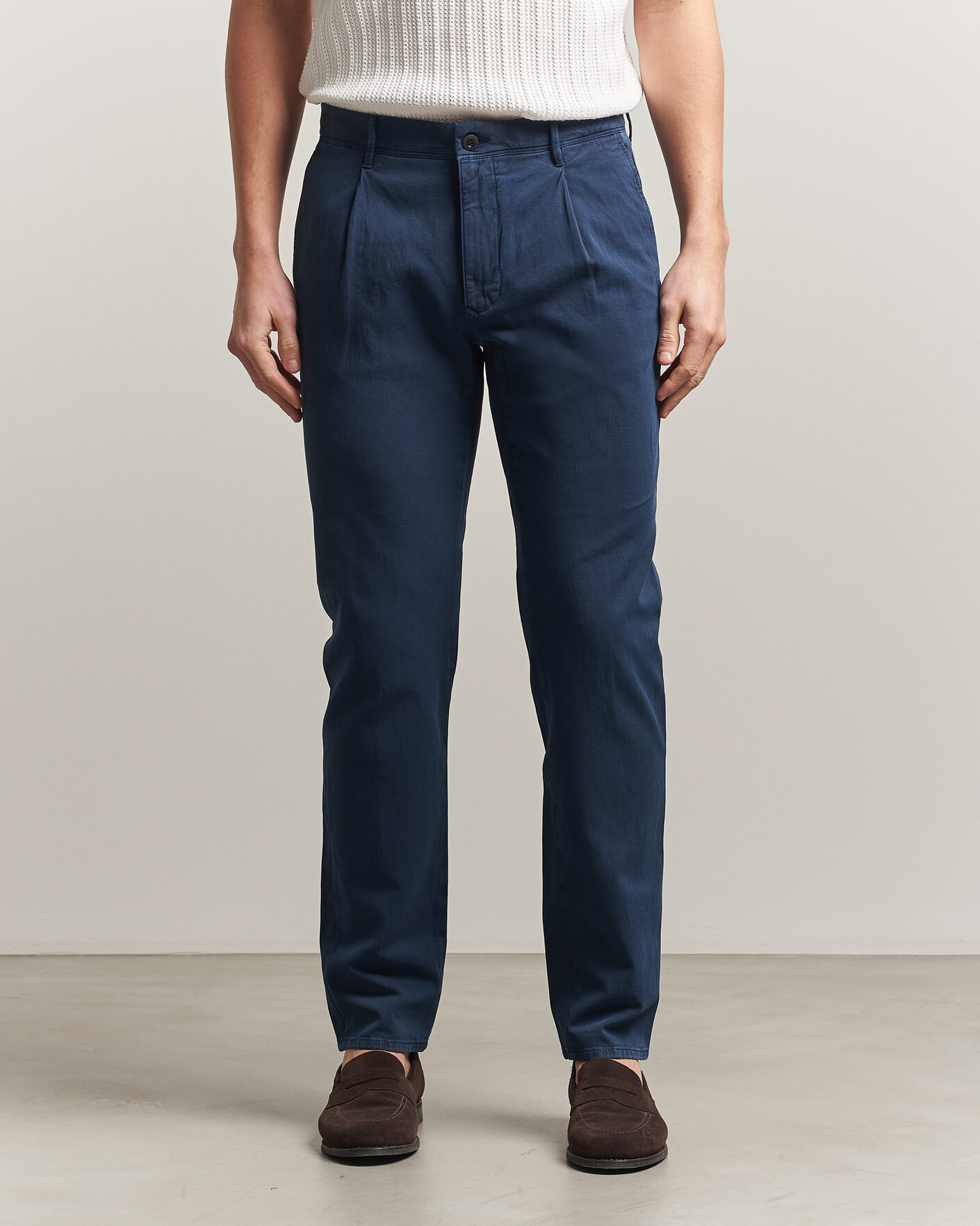 Men | Trousers | Incotex | Tapered Fit Pleated Linen Slacks Navy