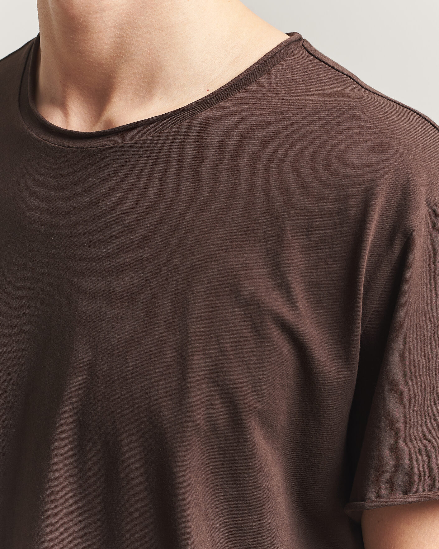 Men | T-Shirts | Filippa K | Roll Neck Crew Neck T-Shirt Dark Chocolate