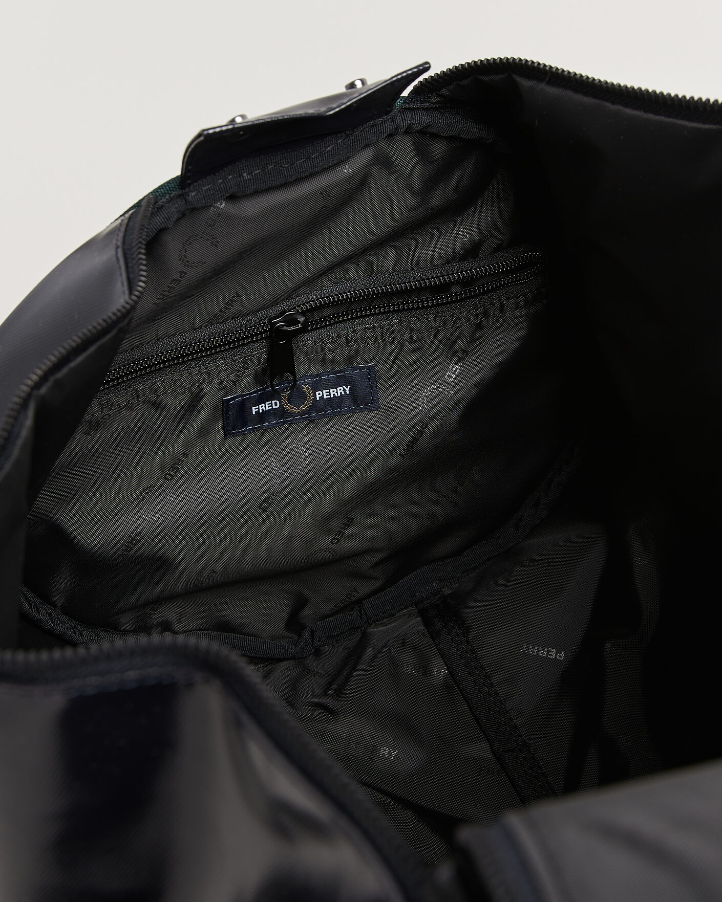 Men | Bags | Fred Perry | Classic Barrel Bag Navy/Grassroots Green