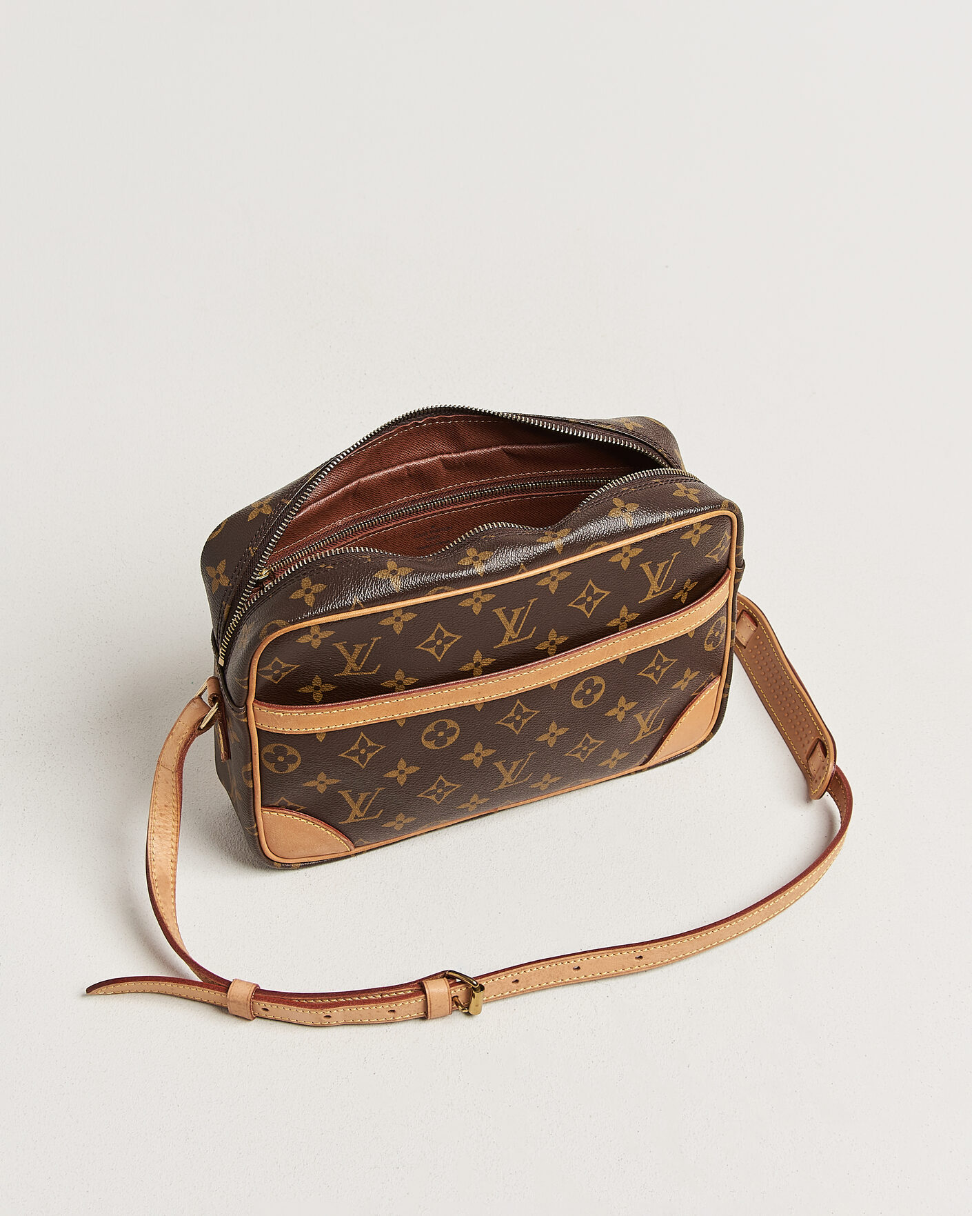 Louis Vuitton Pre-Owned Trocadero 27 Bag Monogram at CareOfCarl.com