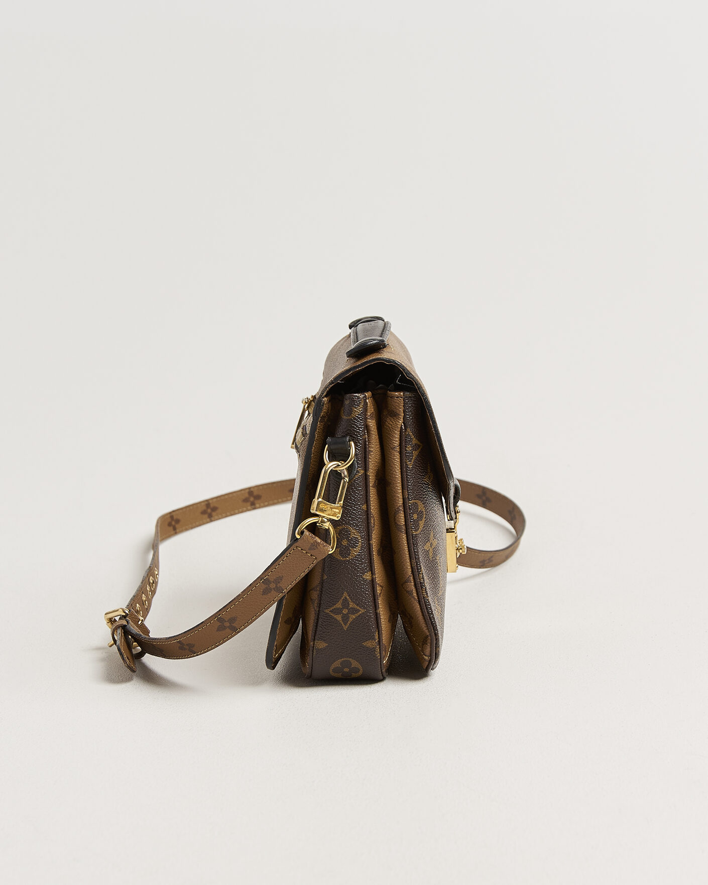 Men | Pre-Owned & Vintage Bags | Louis Vuitton Pre-Owned | Pochette Métis Reverse Monogram