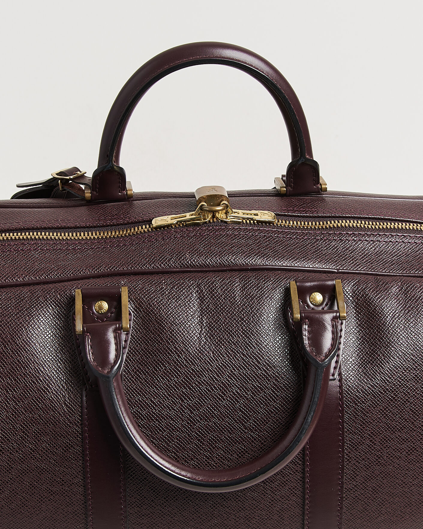 Louis Vuitton Pre-Owned Taiga Kendall Weekend Bag PM Burgundy at