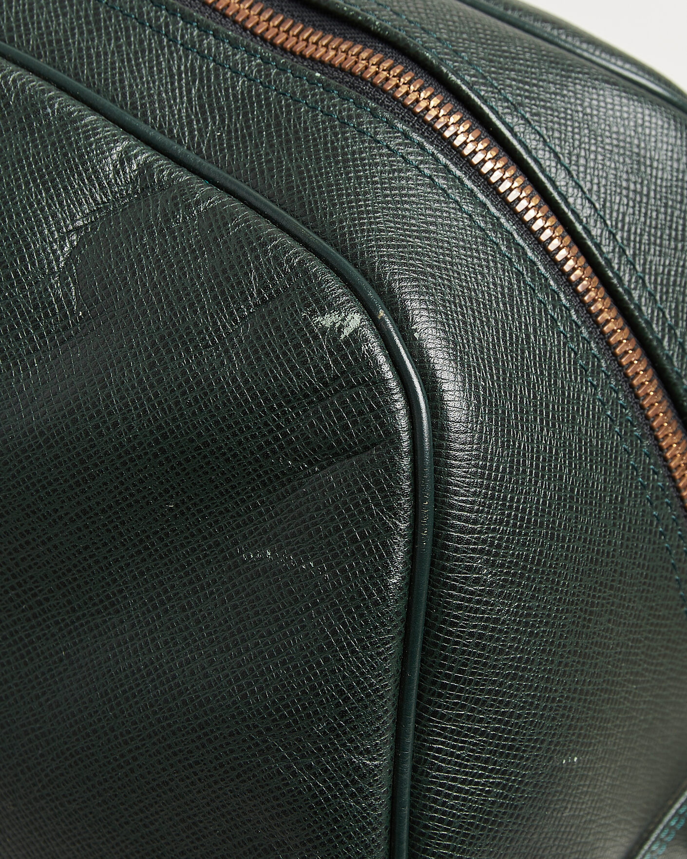 Louis Vuitton Pre-Owned Taiga Kendall GM Bag Green at CareOfCarl.com