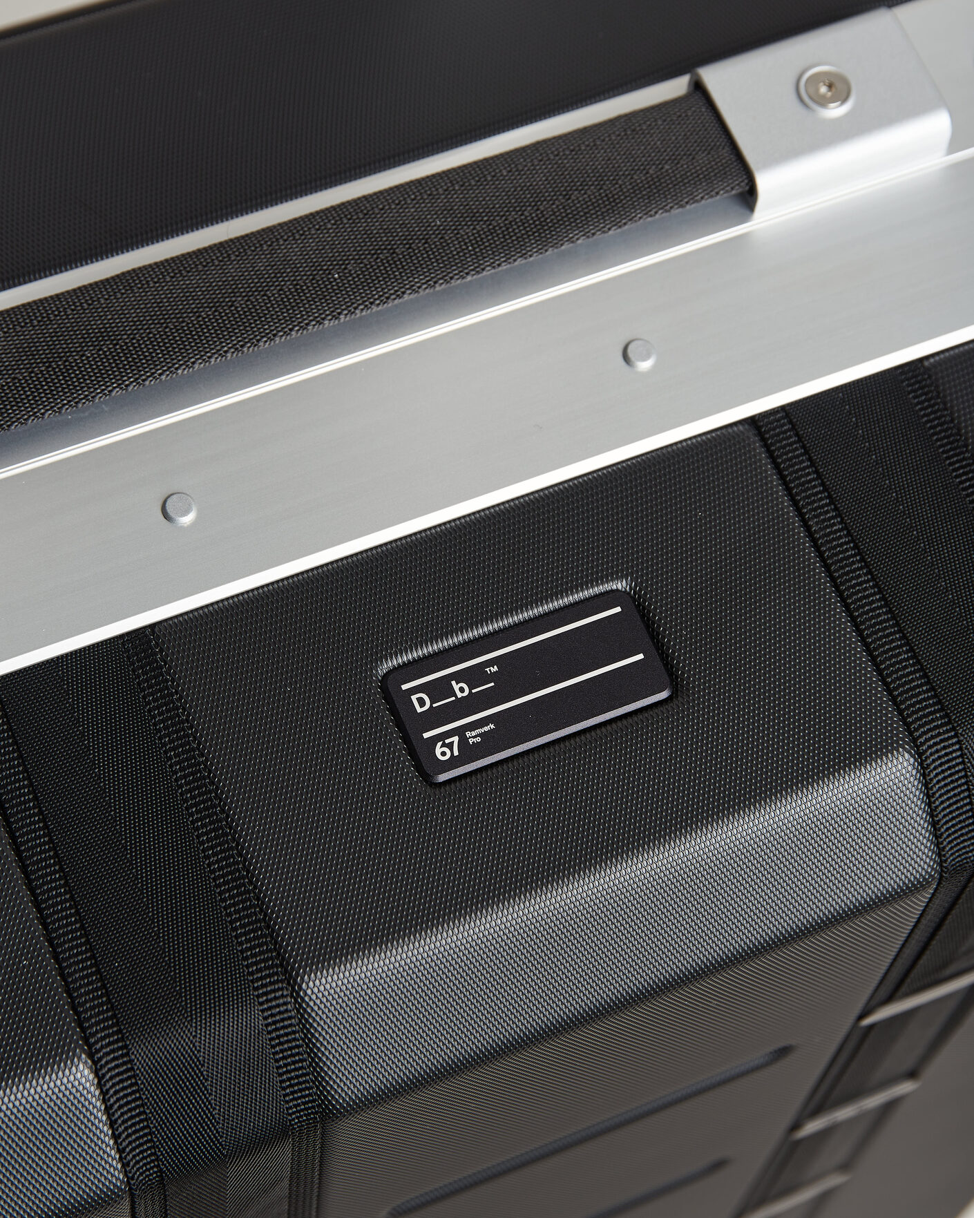 Men | Bags | DB | Ramverk Pro Check-In Luggage Medium Silver/Black
