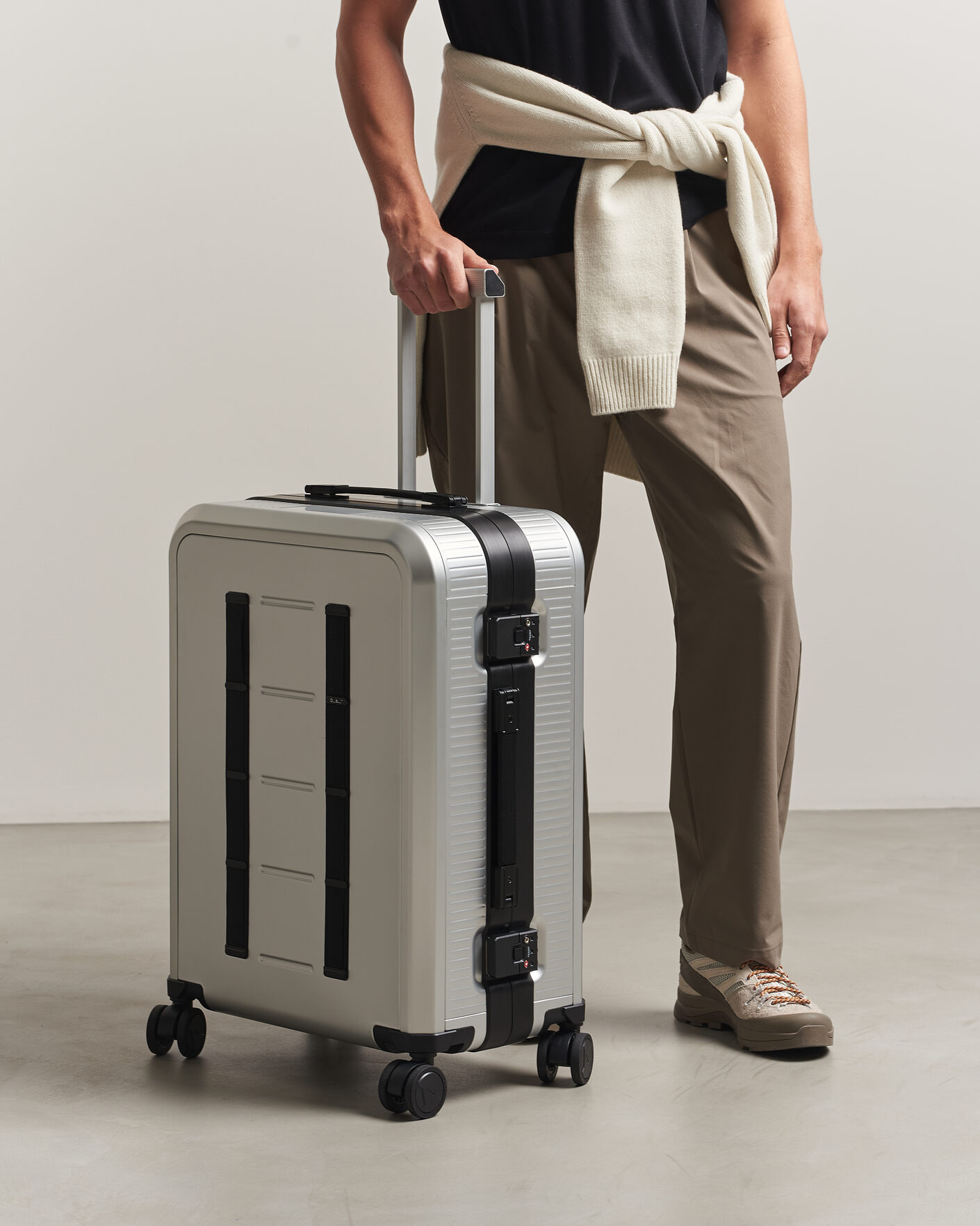 Men | Bags | DB | Ramverk Alu Pro Check-In Luggage Medium Silver/Onyx