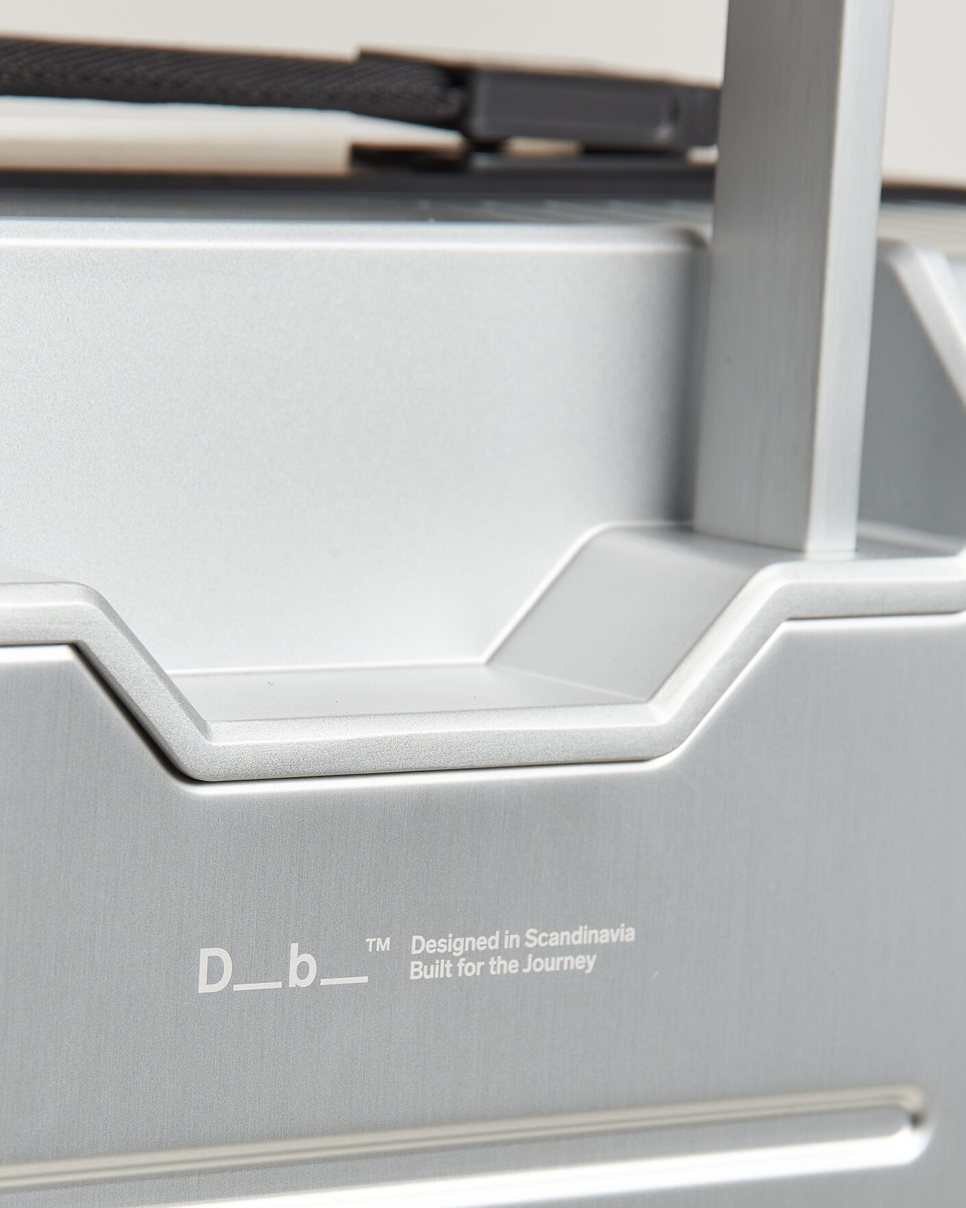 Men | Bags | DB | Ramverk Alu Pro Check-In Luggage Medium Silver/Onyx