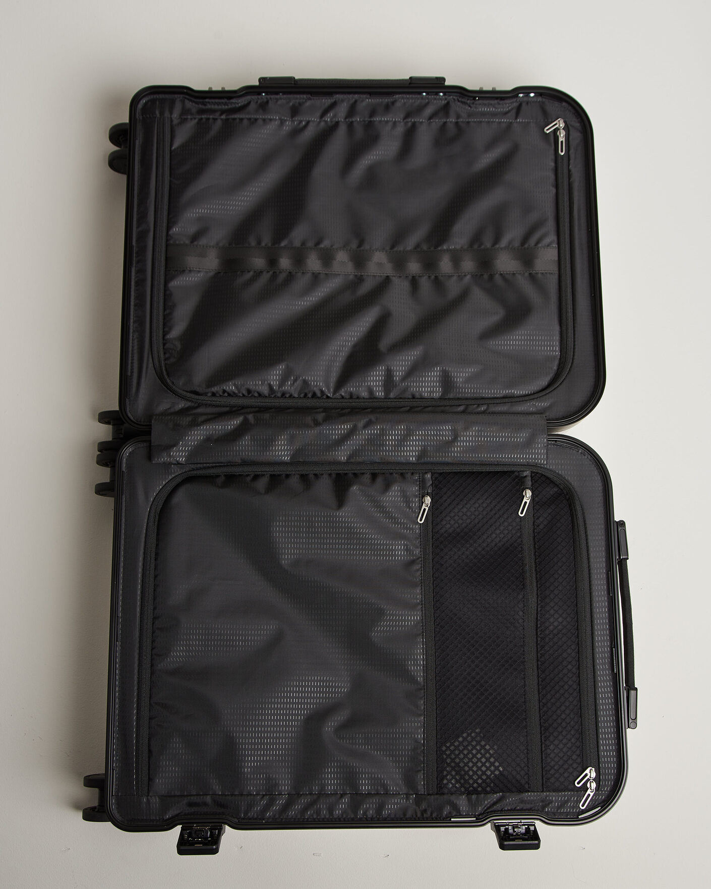 Men | Bags | DB | Ramverk Alu Pro Check-In Luggage Medium Silver/Onyx
