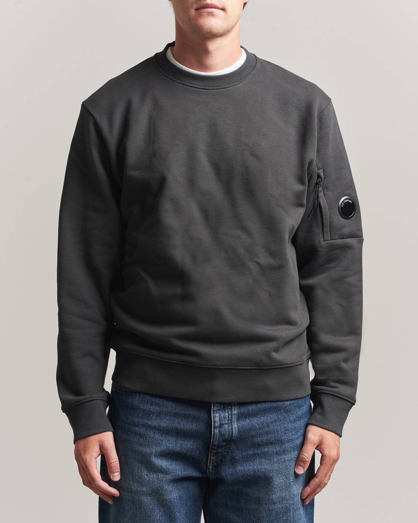 Men | Sweaters & Knitwear | C.P. Company | Diagonal Raised Fleece Lens Sweatshirt Dark Grey