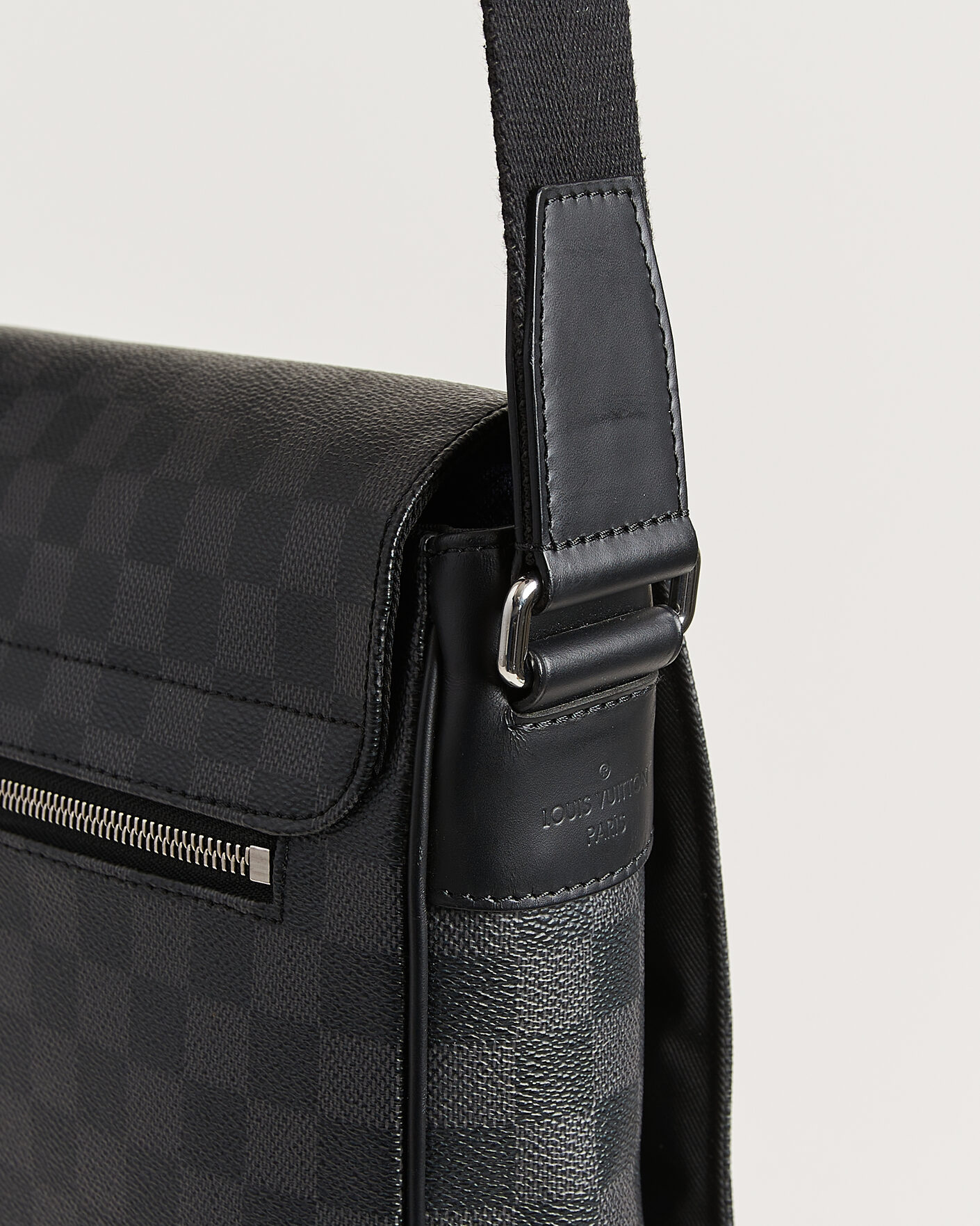 Men | Pre-Owned & Vintage Bags | Louis Vuitton Pre-Owned | Louis Vuitton District Messenger Bag MM Damier Graphite