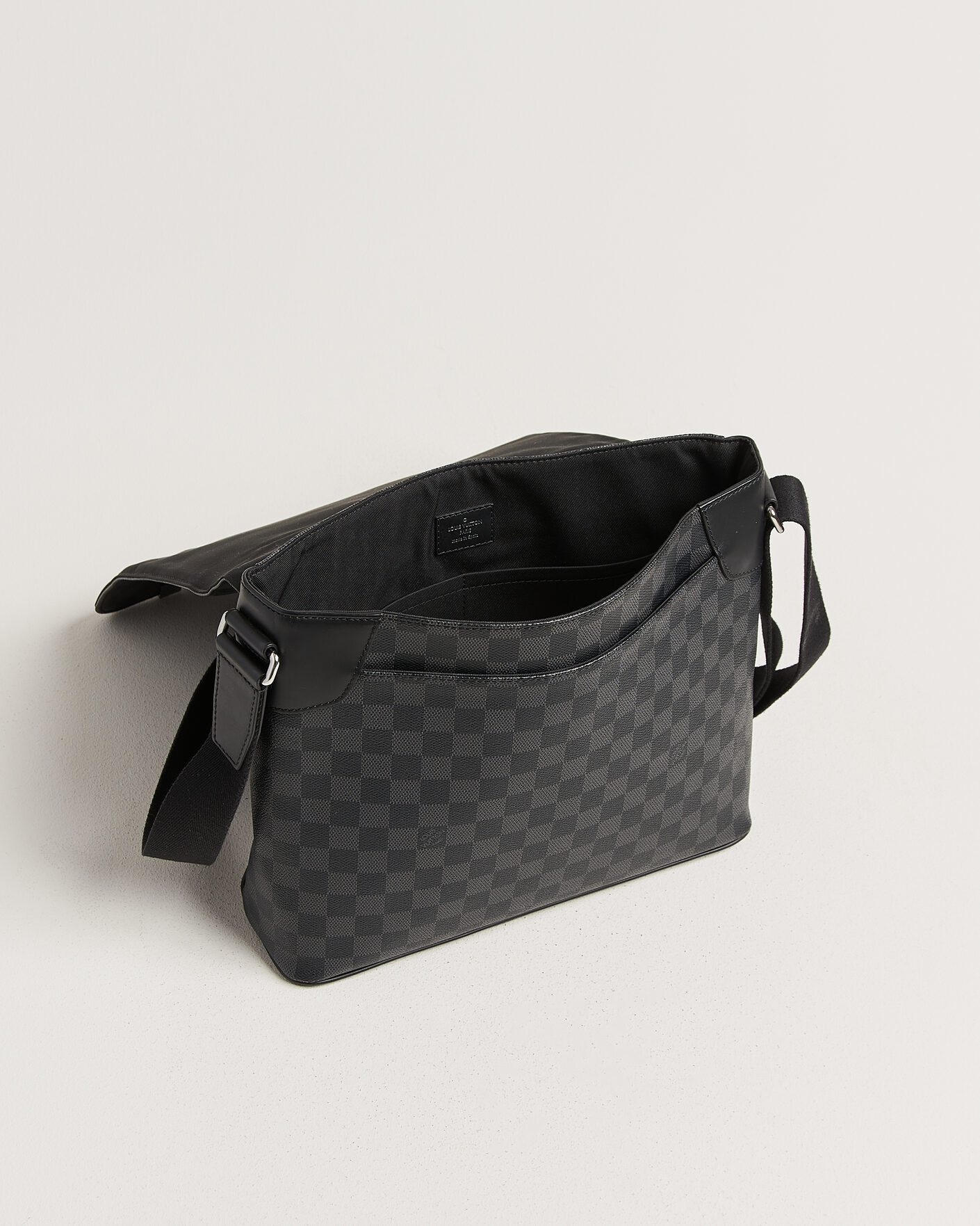 Men | Pre-Owned & Vintage Bags | Louis Vuitton Pre-Owned | Louis Vuitton District Messenger Bag MM Damier Graphite