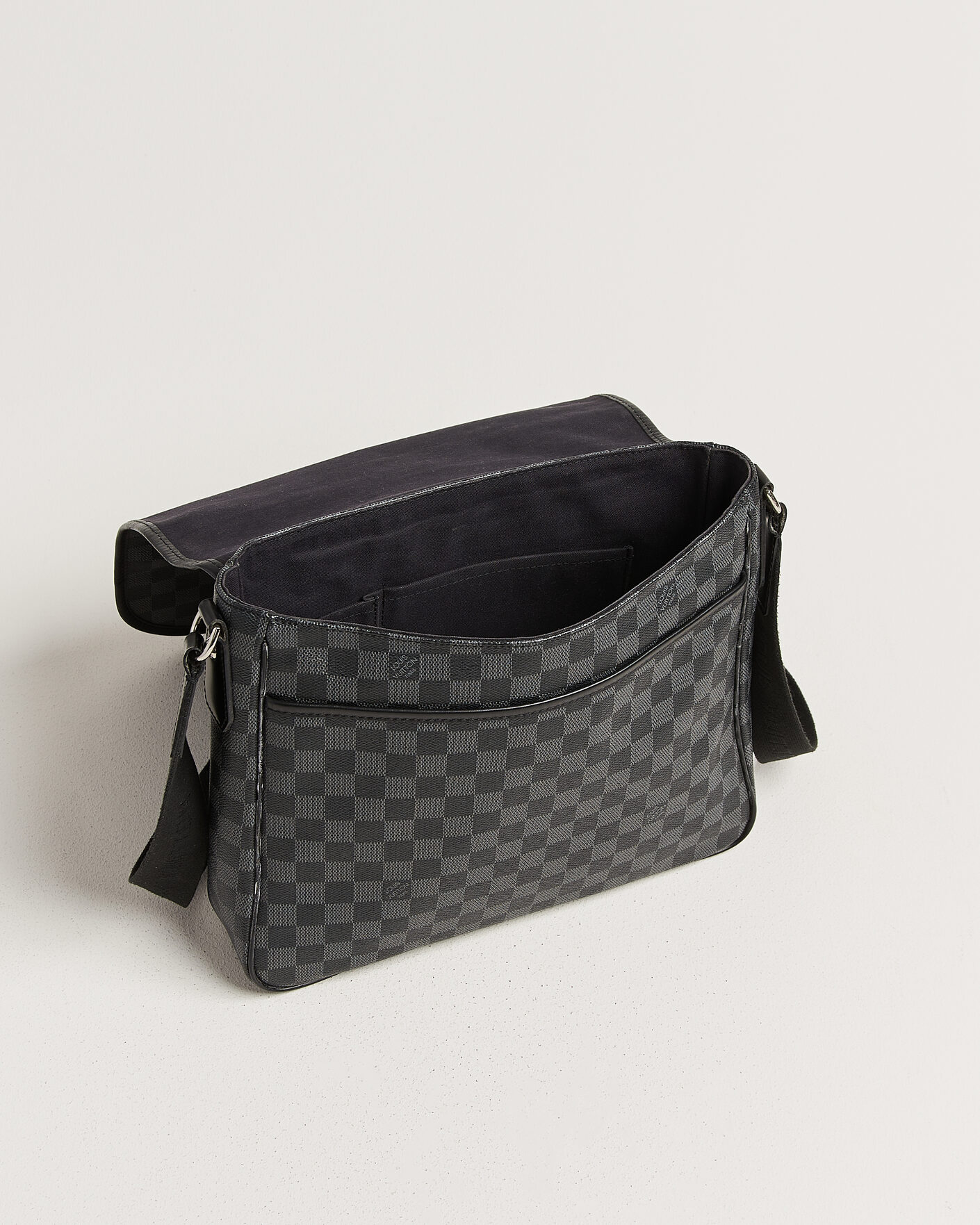Men | Pre-Owned & Vintage Bags | Louis Vuitton Pre-Owned | Daniel Shoulder Bag MM Damier Graphite