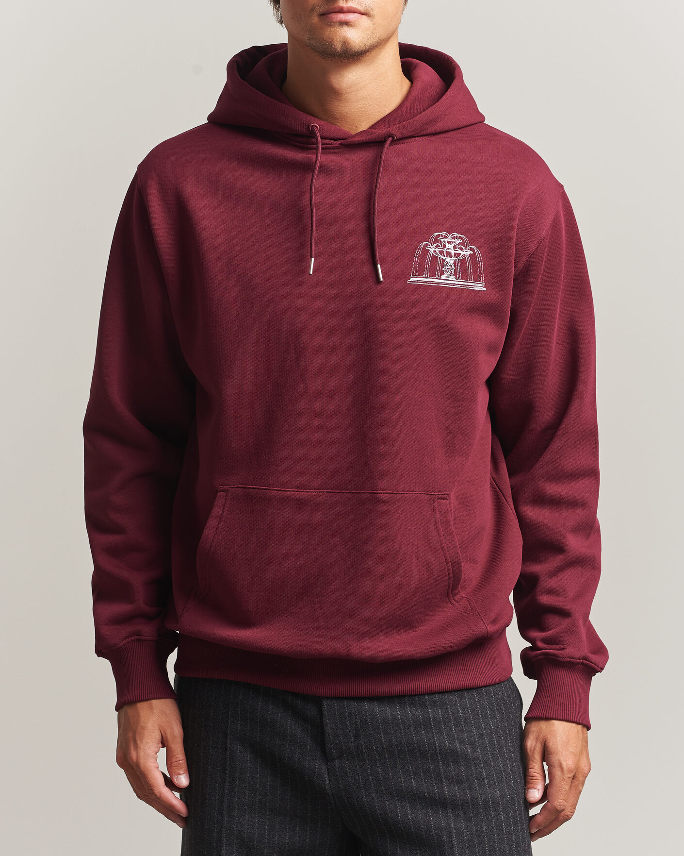 Men | Sweaters & Knitwear | Drôle de Monsieur | Fountain Printed Hoodie Burgundy