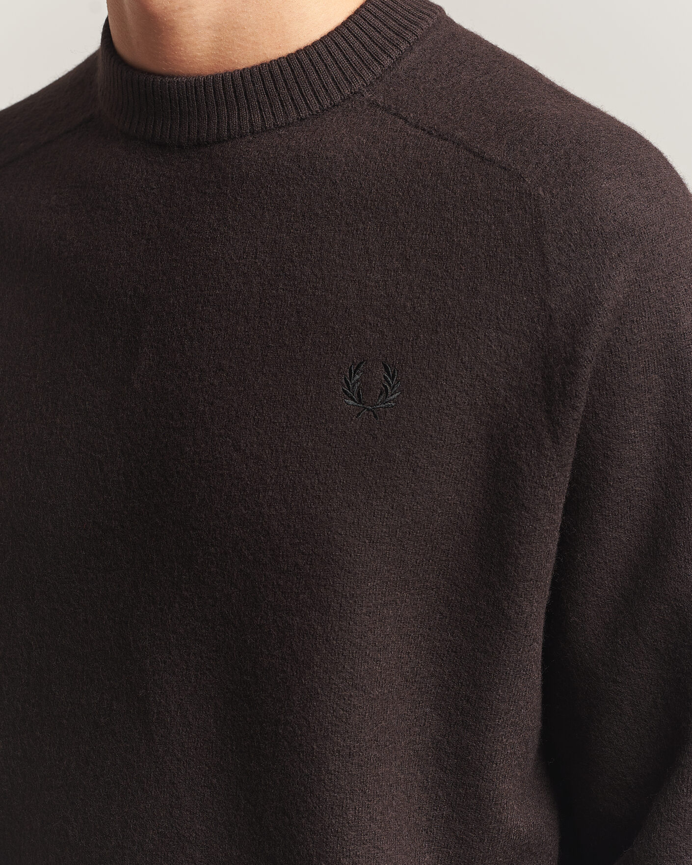 Men | Sweaters & Knitwear | Fred Perry | Wool Saddle Sleeve Crew Neck Rich Brown