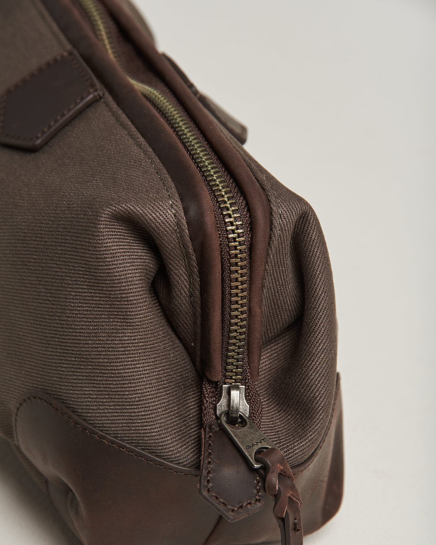 Men | Bags | Gant | Modern Premium Canvas Washbag Faded Taupe