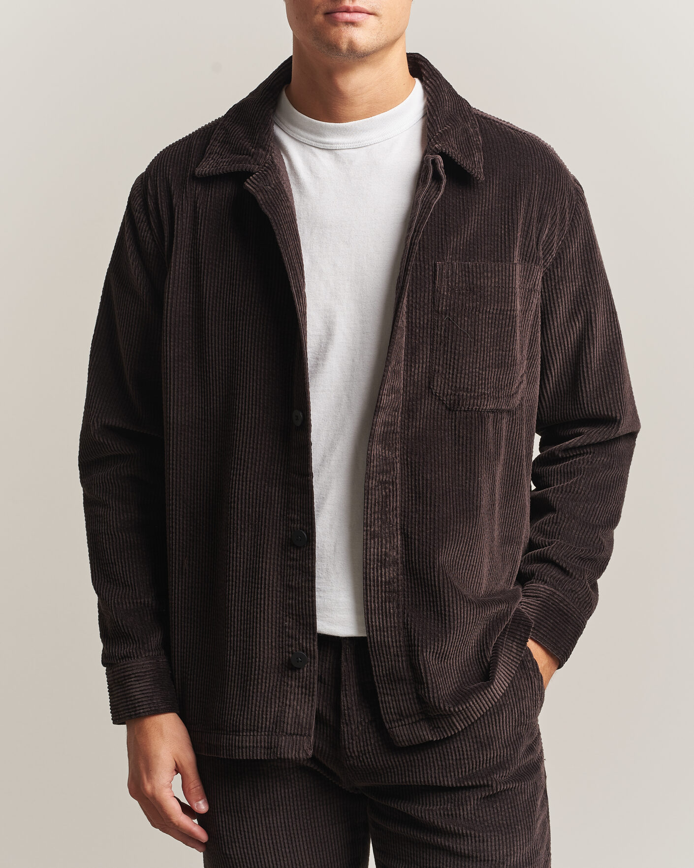 Men | Shirts | KnowledgeCotton Apparel | Cotton Corduroy Overshirt Chocolate