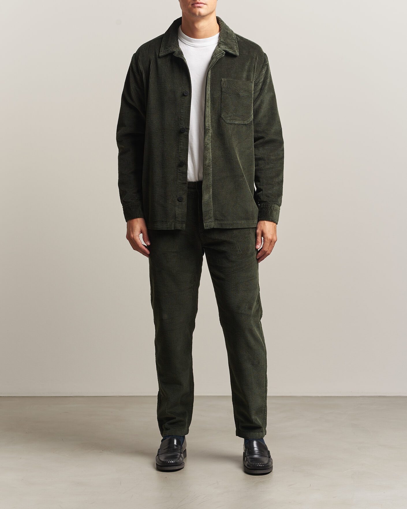 Men | Trousers | KnowledgeCotton Apparel | Chuck Regular Cord Trousers Forest Night