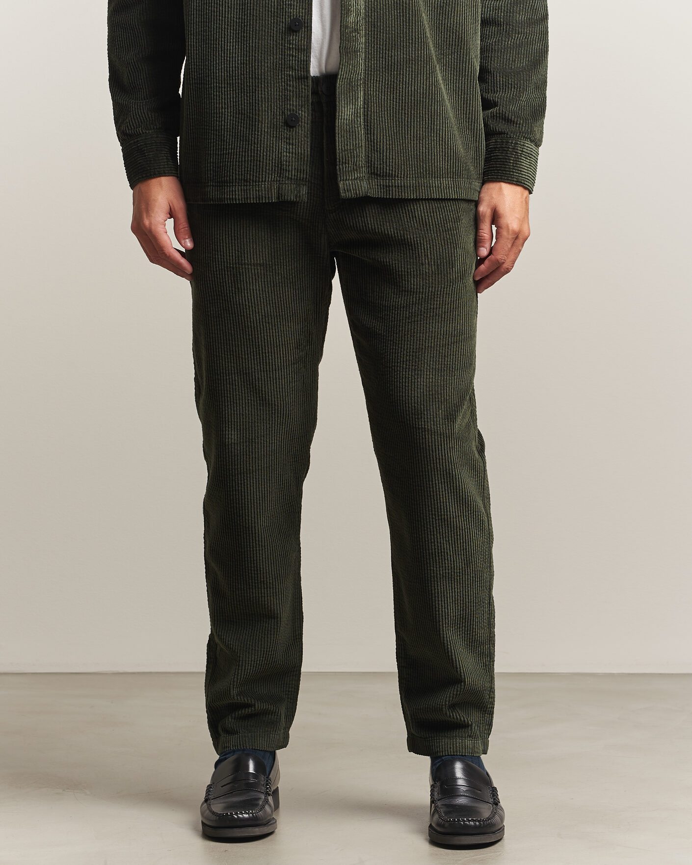 Men | Trousers | KnowledgeCotton Apparel | Chuck Regular Cord Trousers Forest Night