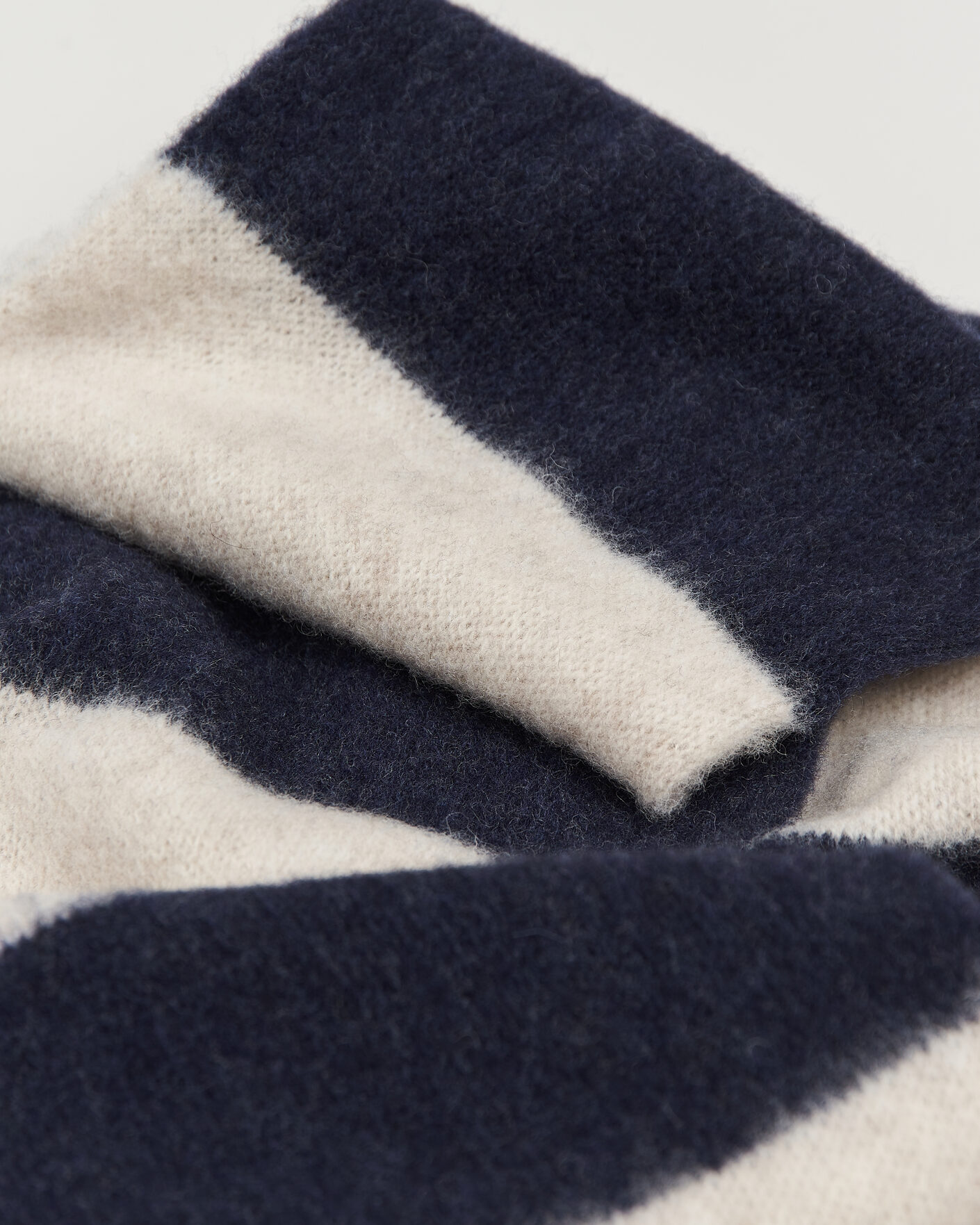 Men | Scarves | Robert Mackie | Rona Ribbed Shaggy Lambswool Scarf White/Blue Mix