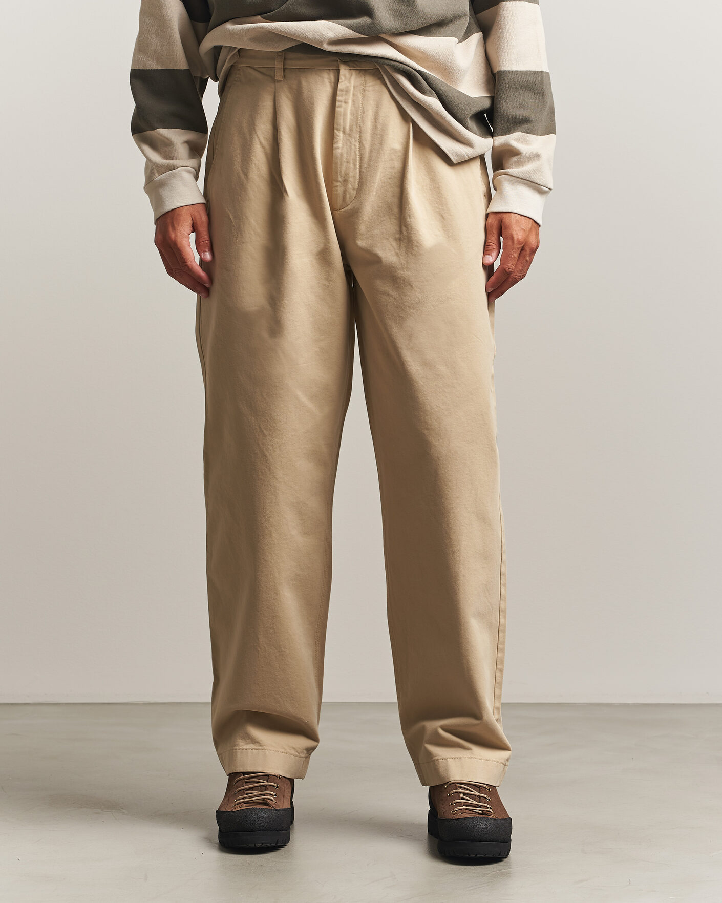 Men | Trousers | Forét | Writer Relaxed Fit Pleated Pants Uniform Khaki